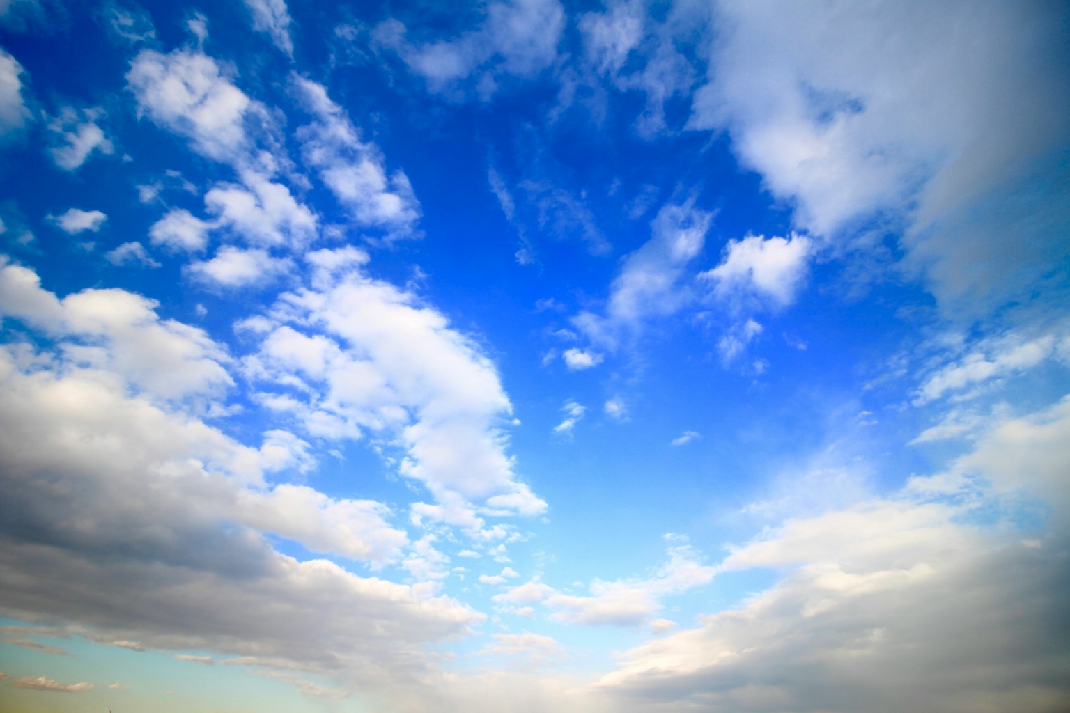 Bellissimo paesaggio di cielo blu con nuvole bianche