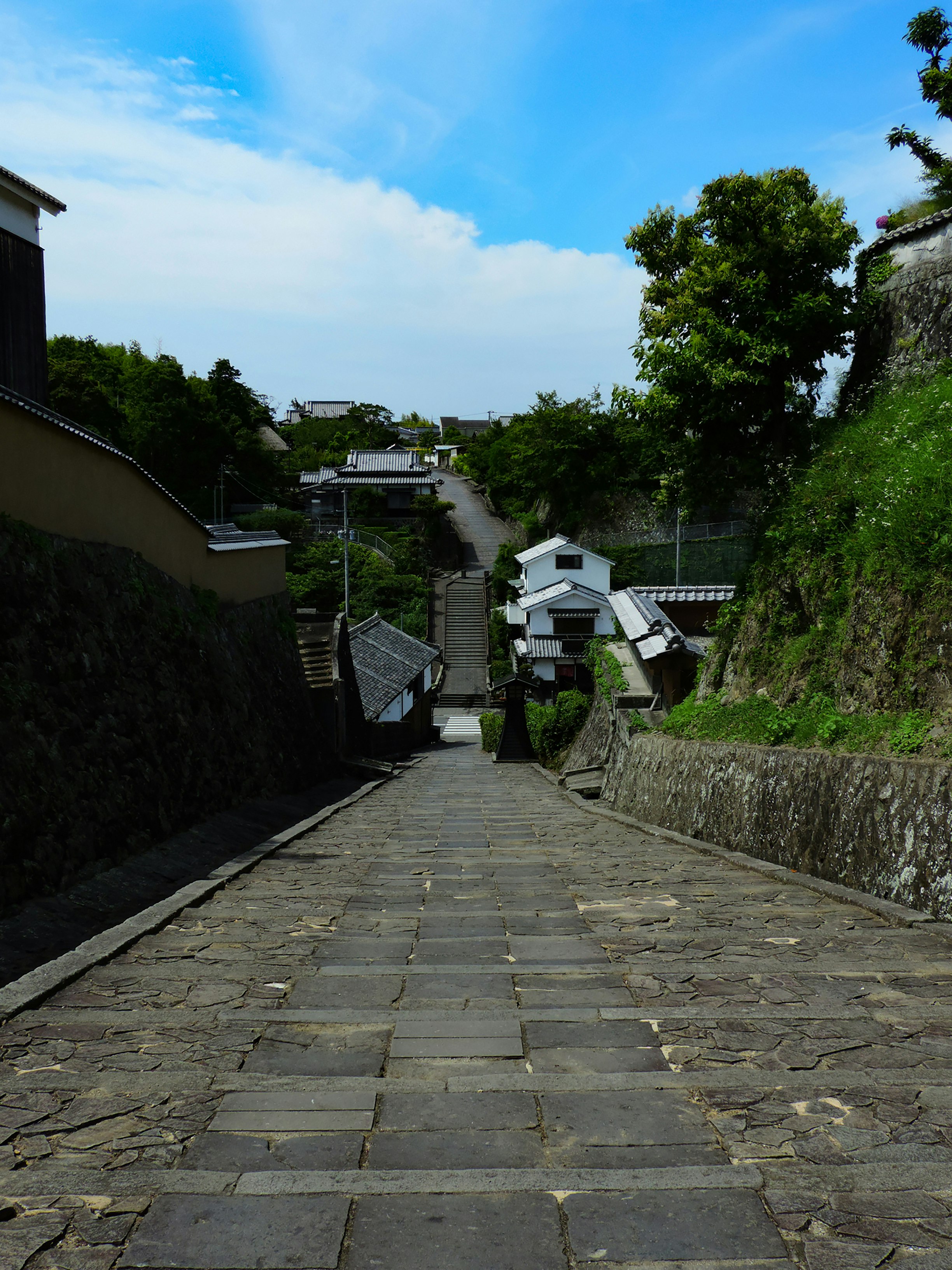 大分県杵築市の酢屋の坂に続く石畳の坂道と町並み