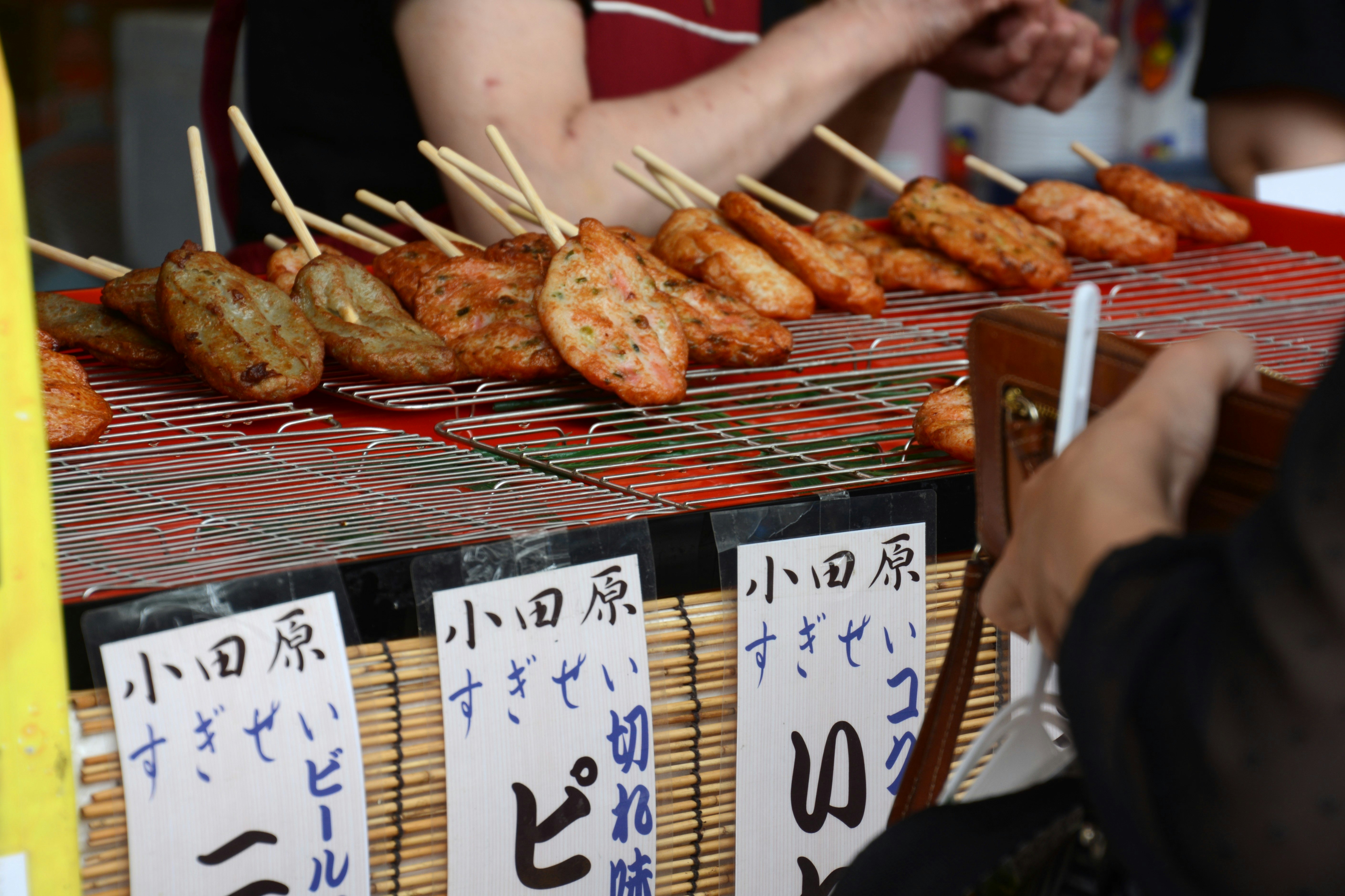 七夕祭りの屋台で焼き鳥や串焼きが並ぶ屋台の風景