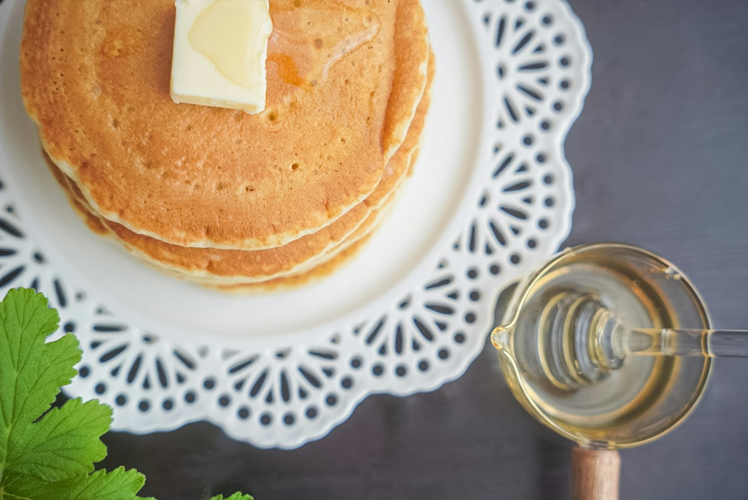 Tampilan atas pancake dengan sepotong mentega di atasnya
