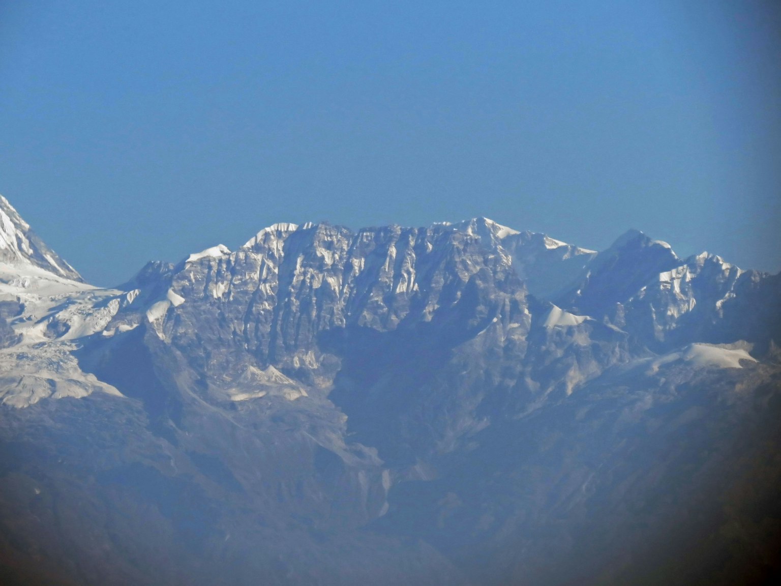Montañas cubiertas de nieve contra un cielo azul claro