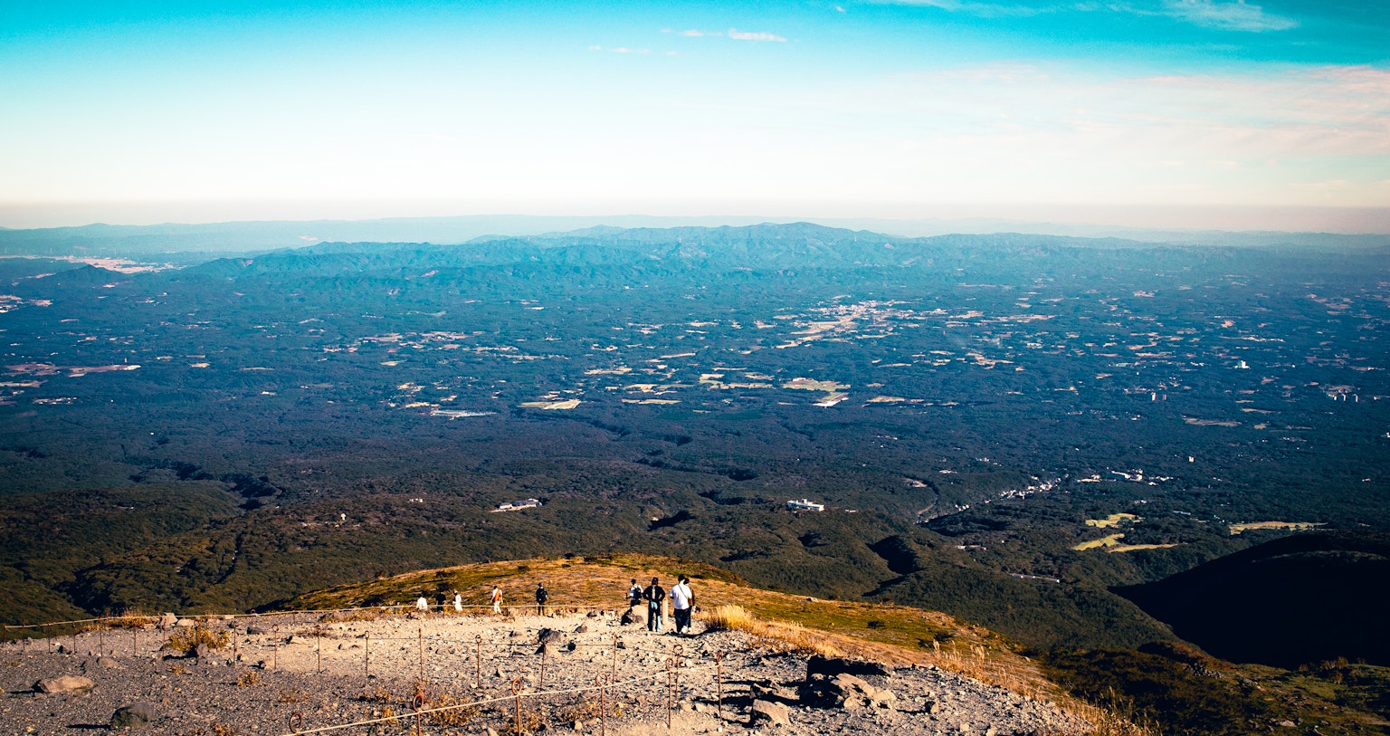 Vue panoramique depuis le sommet d'une montagne avec ciel bleu