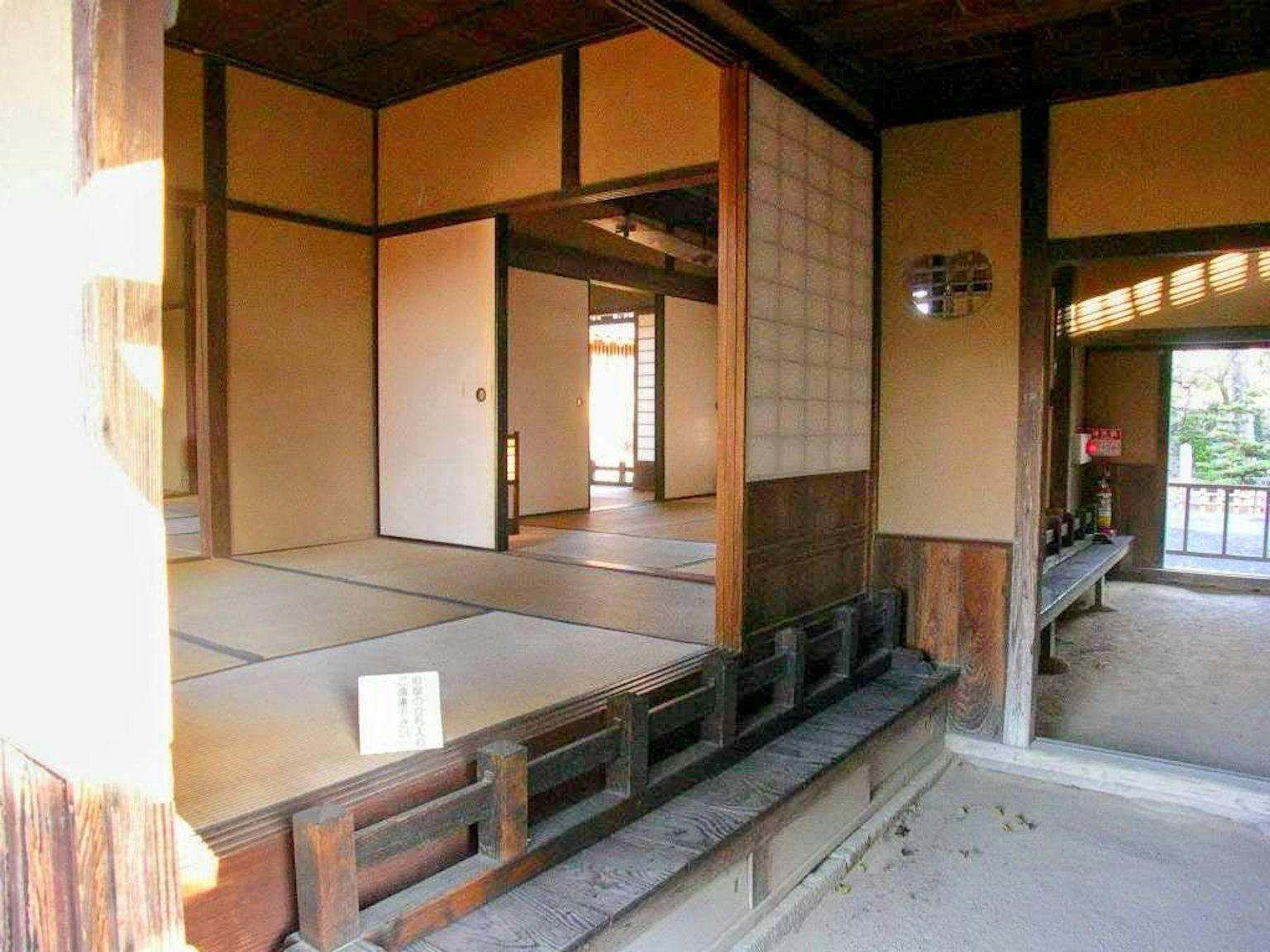 Vue intérieure d'une salle japonaise traditionnelle avec un sol en tatami et des éléments en bois