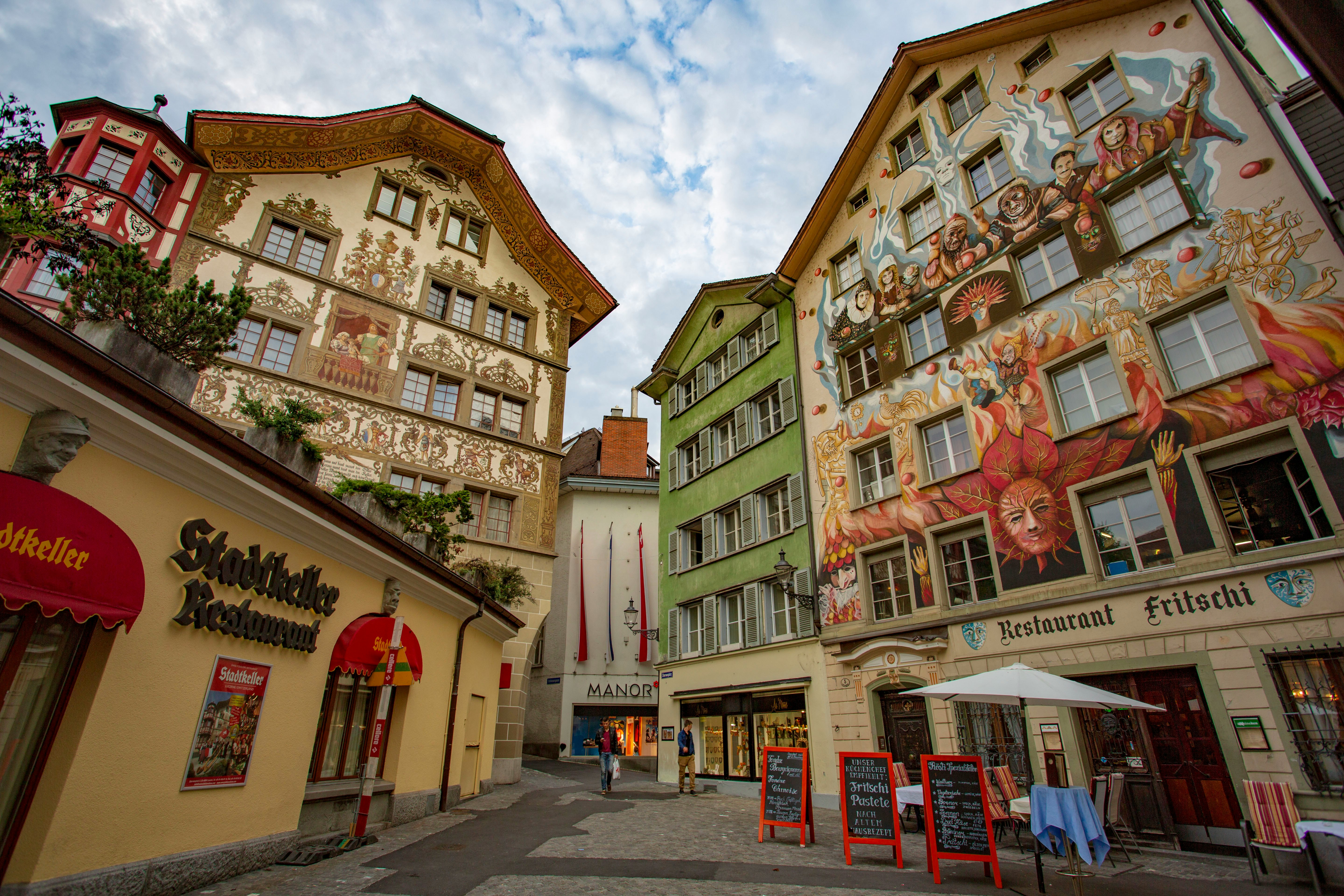 rue de restaurants avec façades ornées de fresques colorées