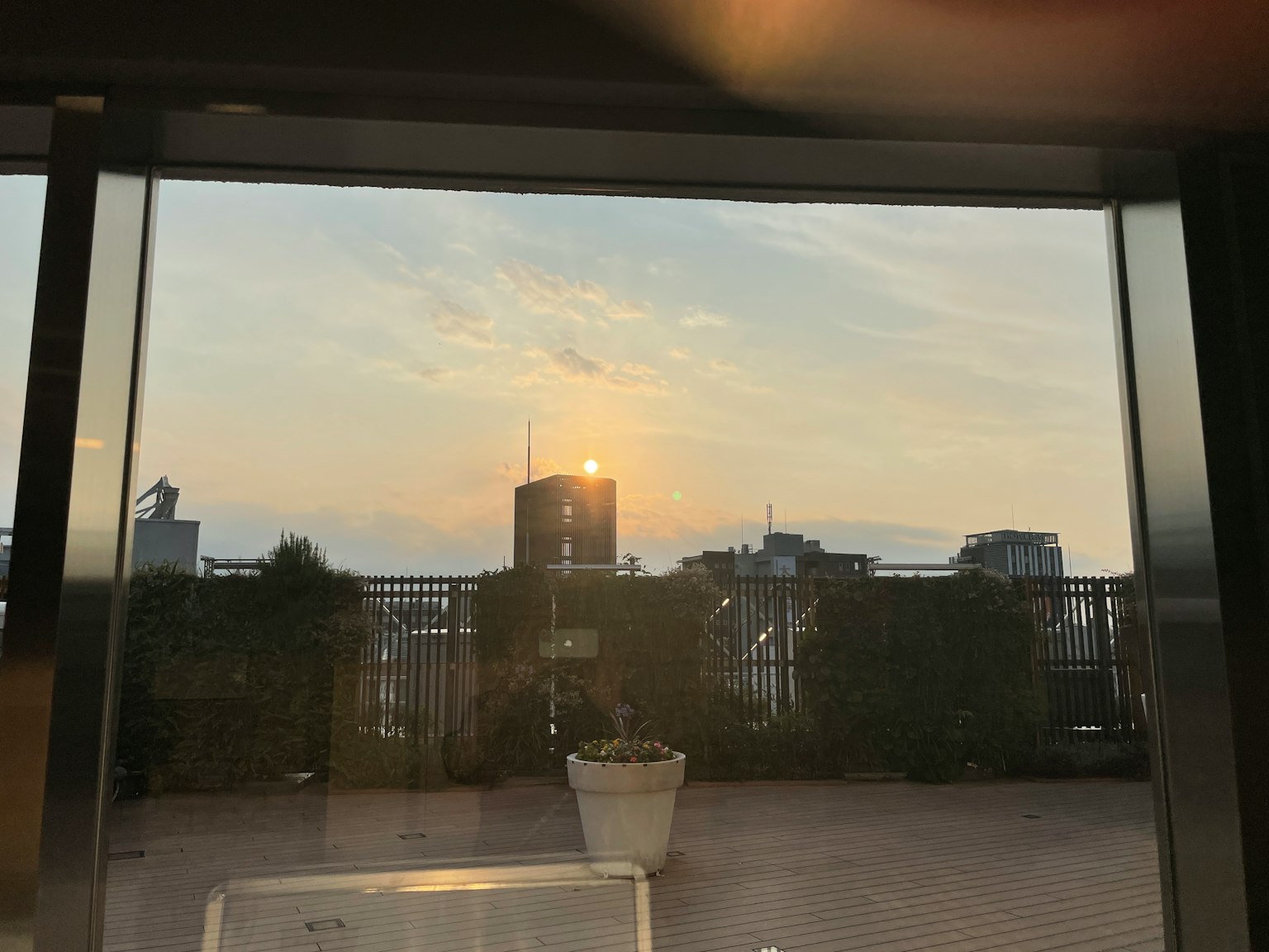 Paesaggio urbano con il tramonto dietro gli edifici