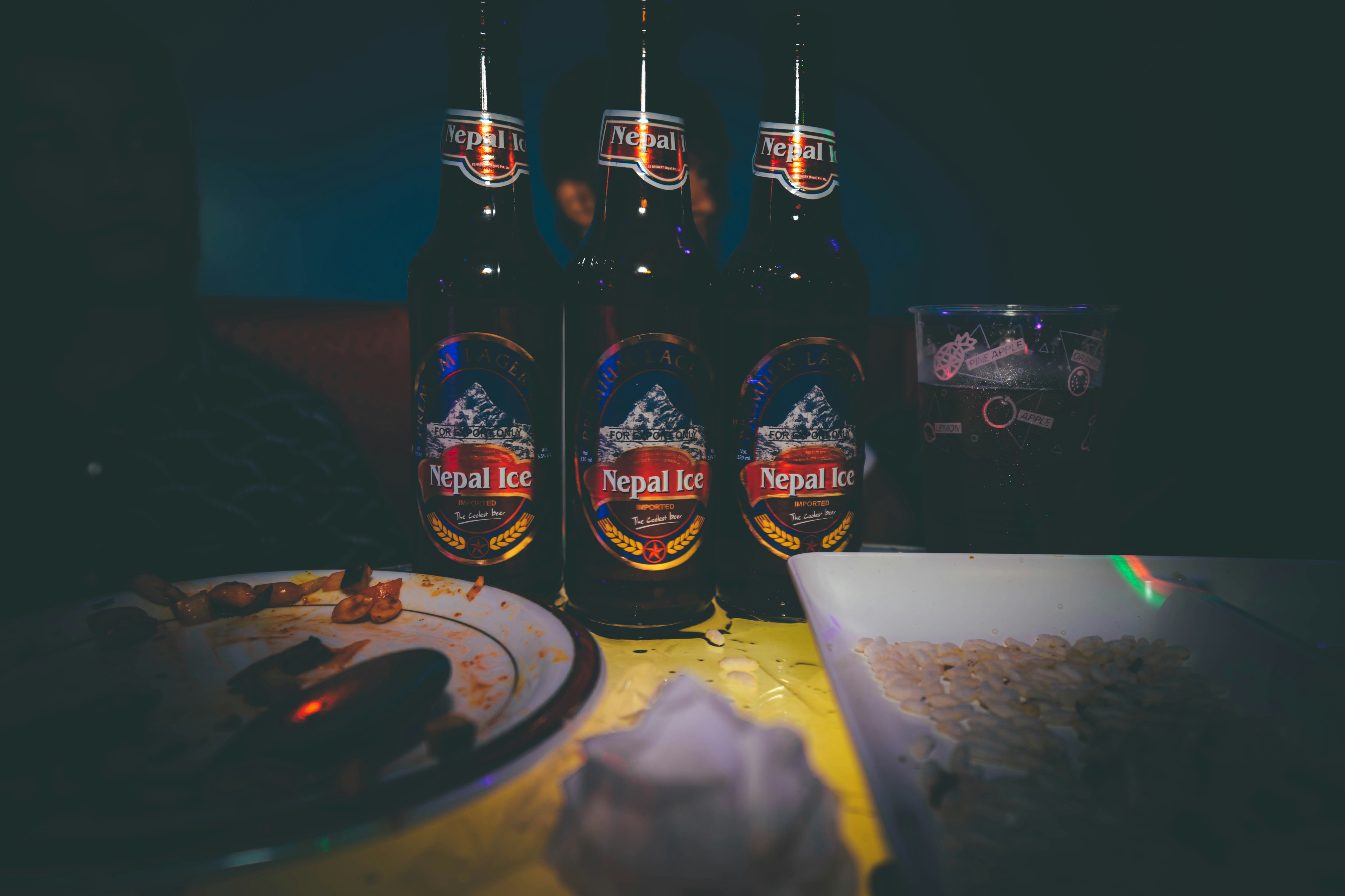 貼有尼泊爾標籤的飲料瓶排列