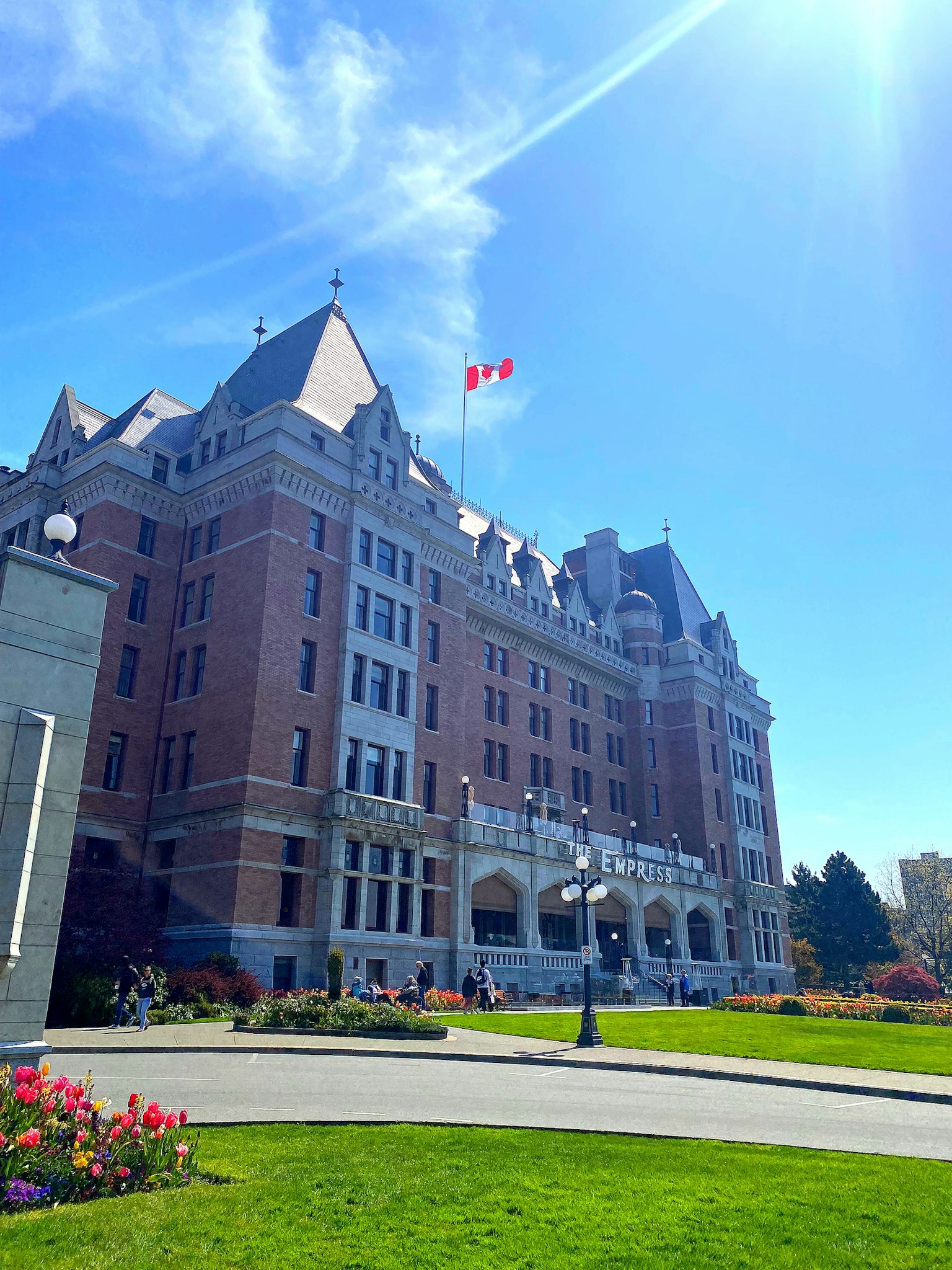 Edificio histórico con bandera canadiense bajo la brillante luz del sol