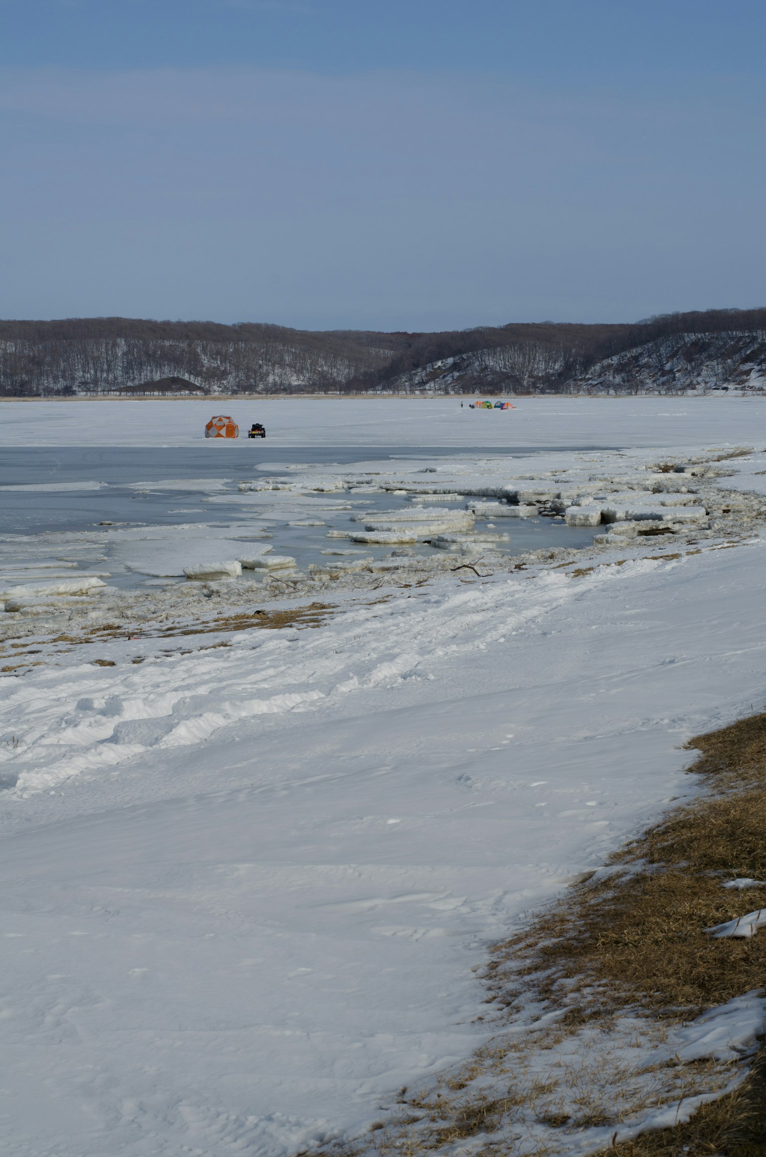 Rive d'un lac gelé avec paysage de glace et de neige