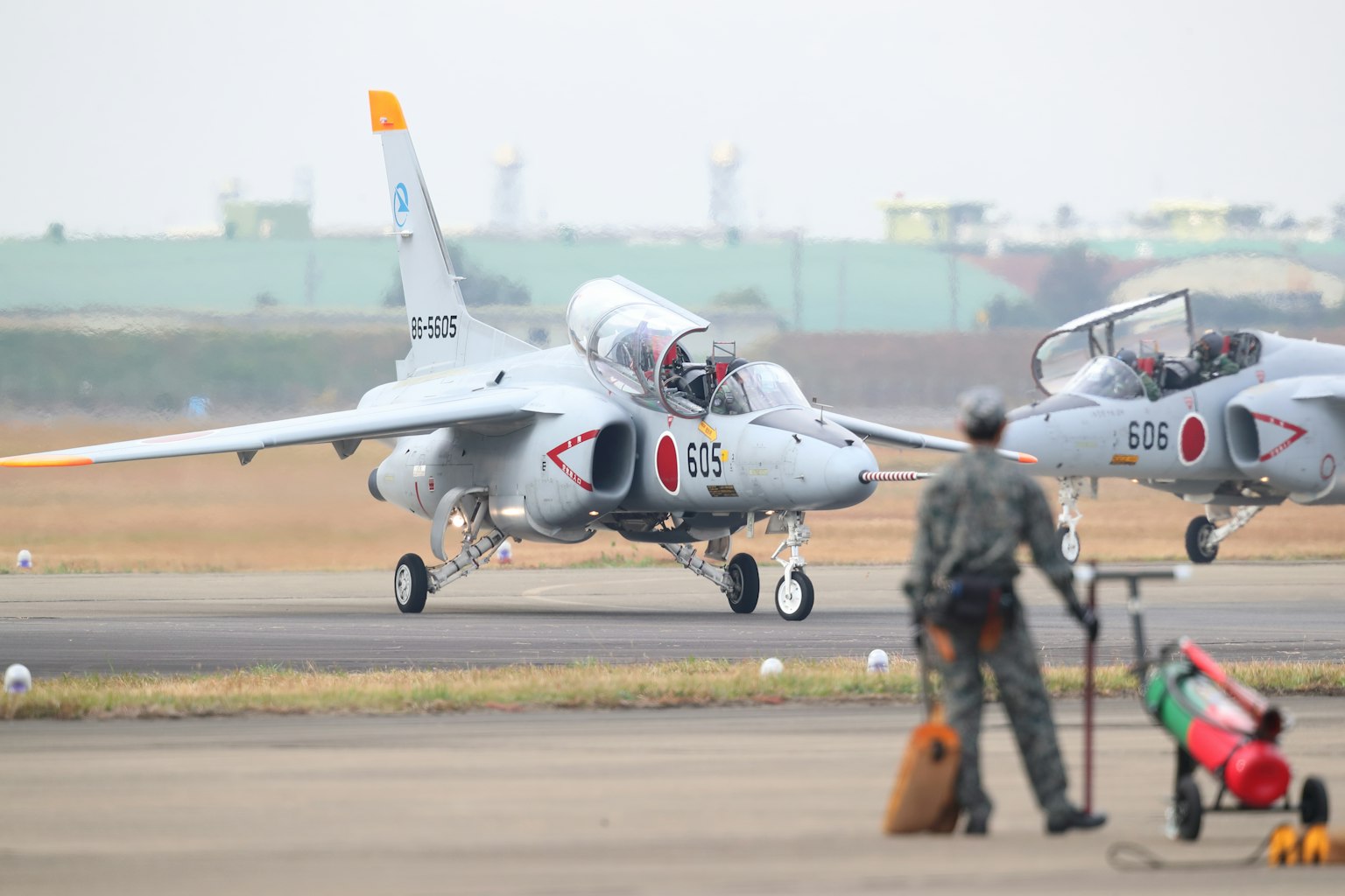 Deux chasseurs japonais sur la piste avec un technicien au premier plan