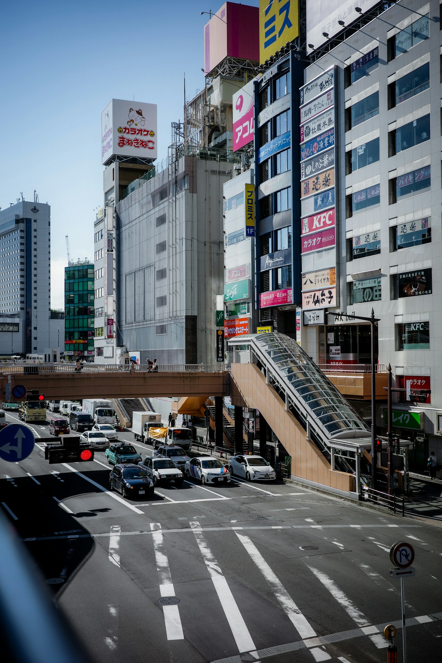 城市景觀，包含建築物和人行道