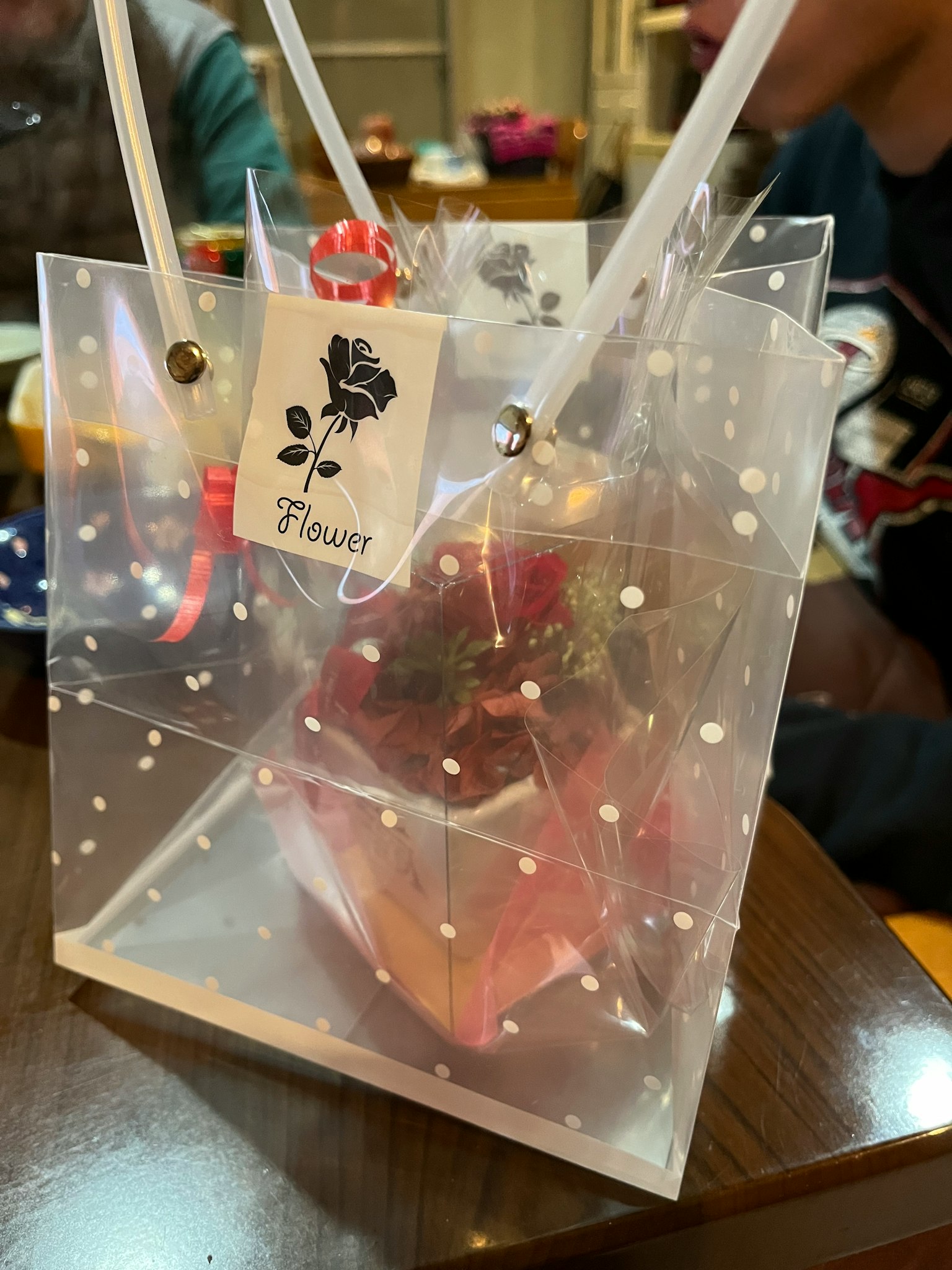 Bolsa de regalo transparente con flores, lunares blancos, etiqueta con ilustración de rosa