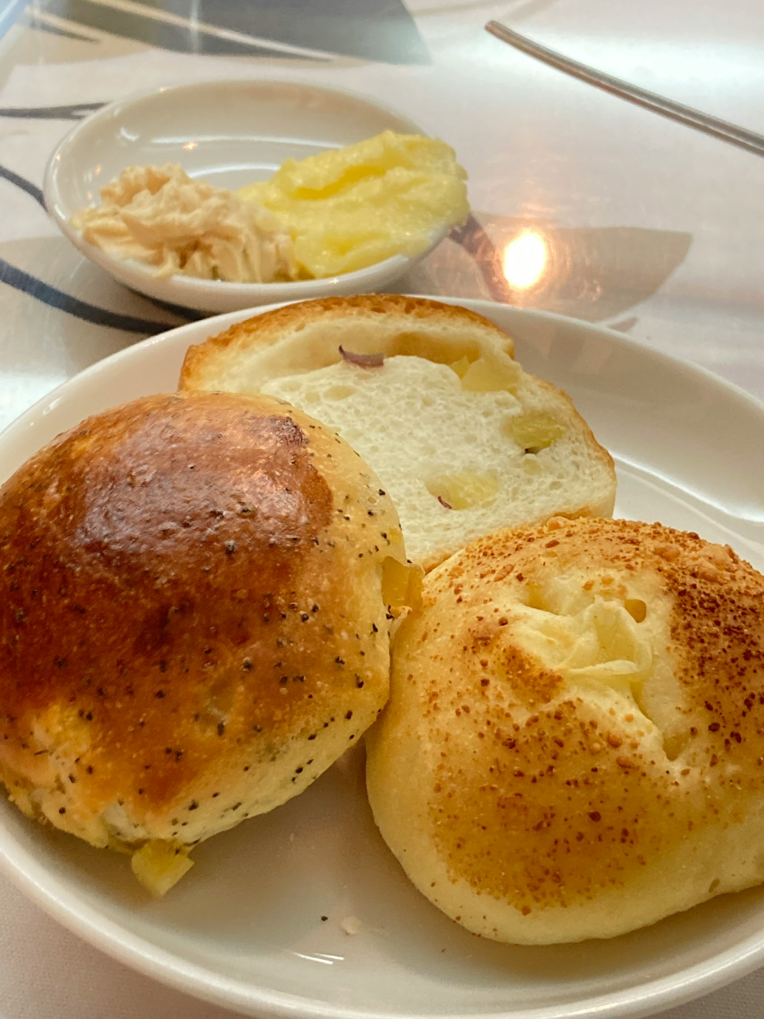 ขนมปังอบใหม่สองชิ้นพร้อมเนยข้างๆ
