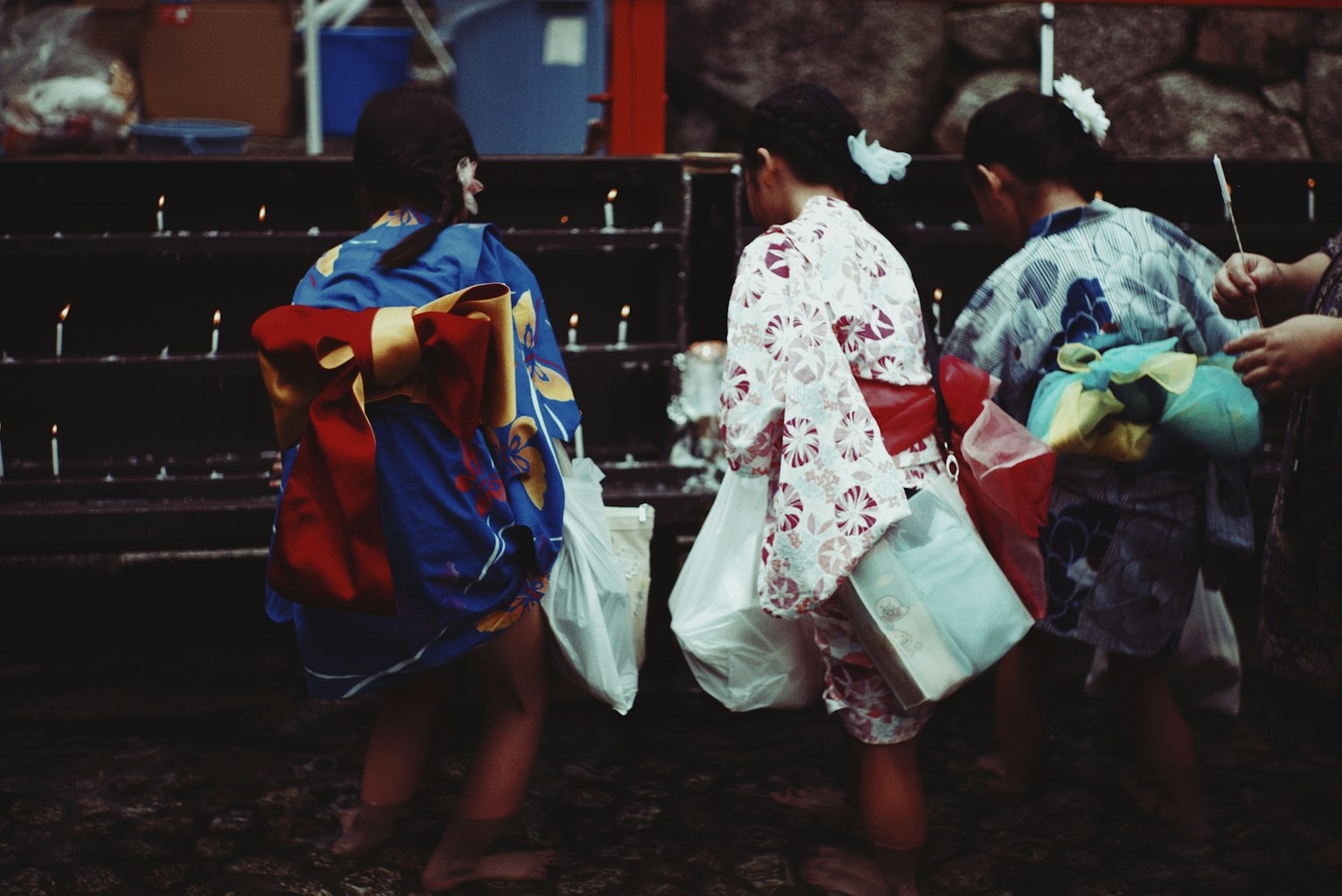 着物を着た子供たちが祭りの準備をしている様子