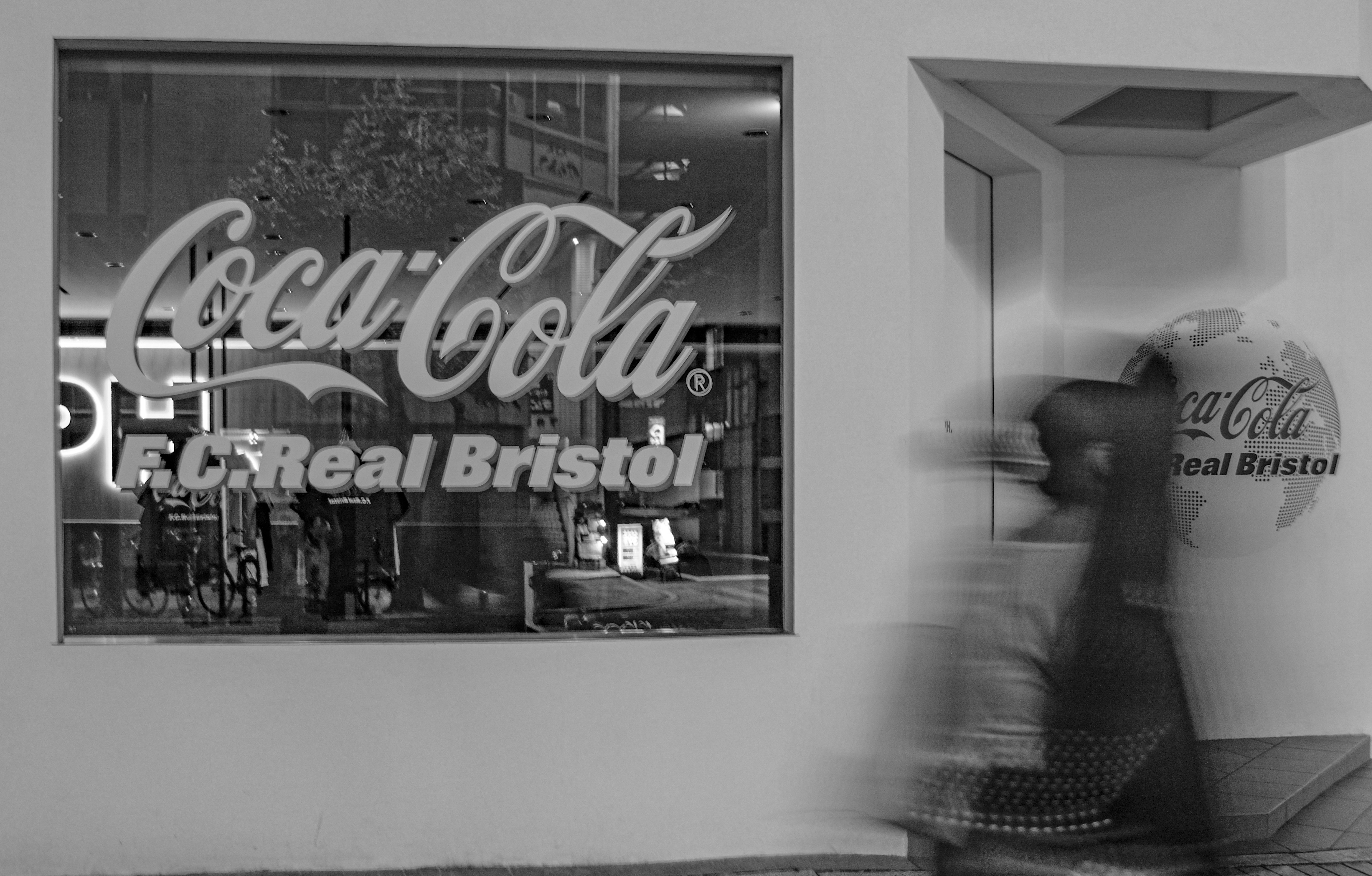 Cửa kính trưng bày có logo Coca-Cola và khu trưng bày bên trong