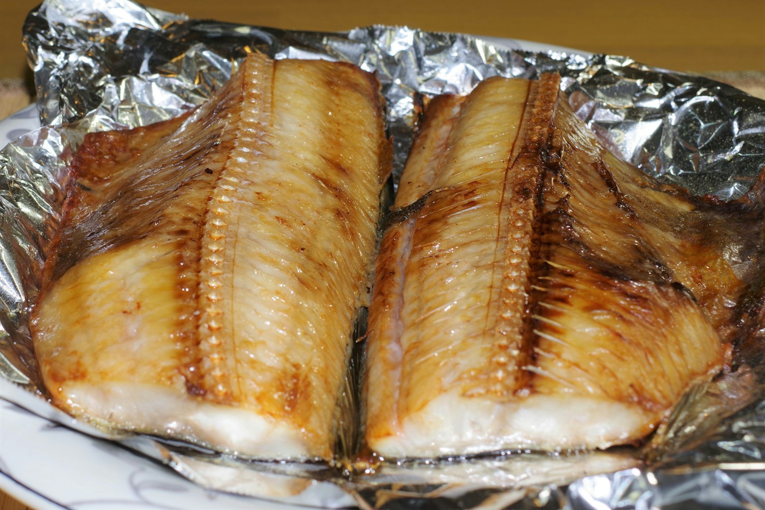 Gegrillte Fischfilets auf einem Teller serviert