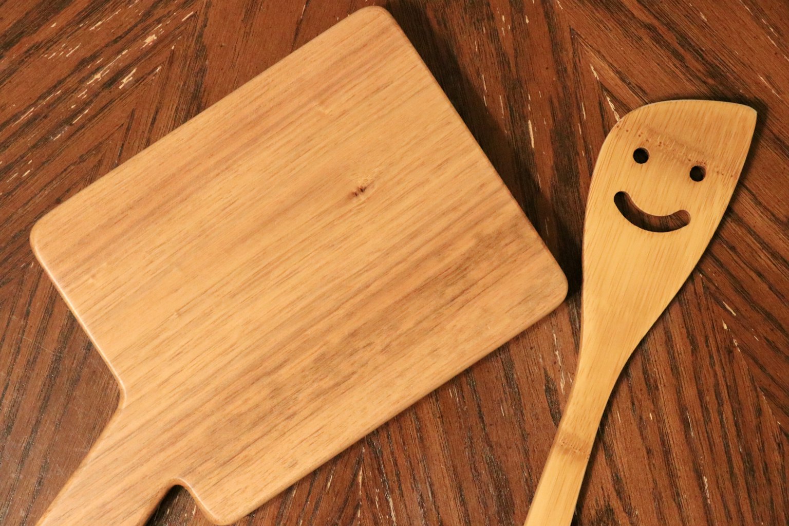 Papan pemotong kayu dan spatula tersenyum