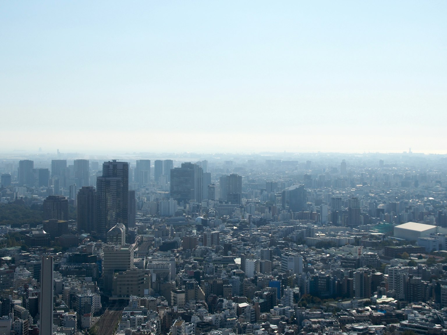 東京城市景觀的全景，高樓大廈在晴朗的藍天下