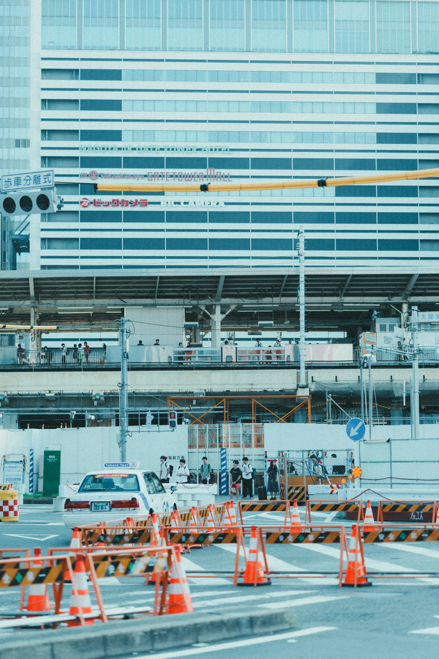 施工現場有橙色路障和現代建築
