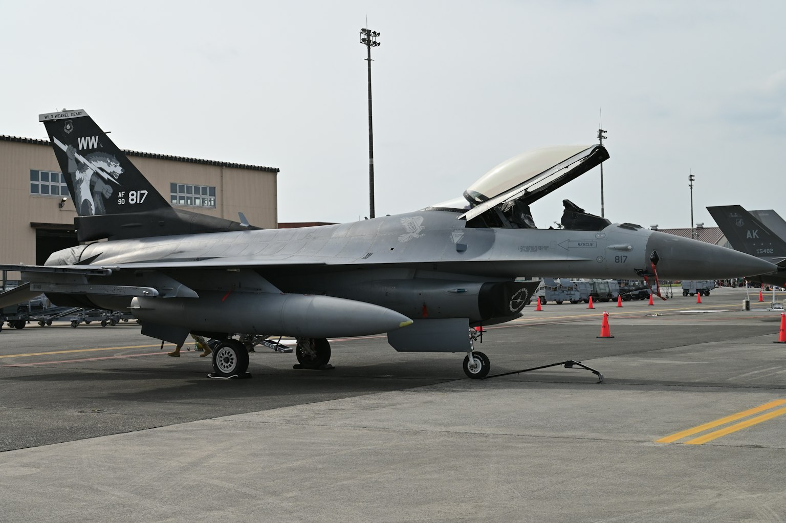 停在空军基地跑道上的F-16战斗机
