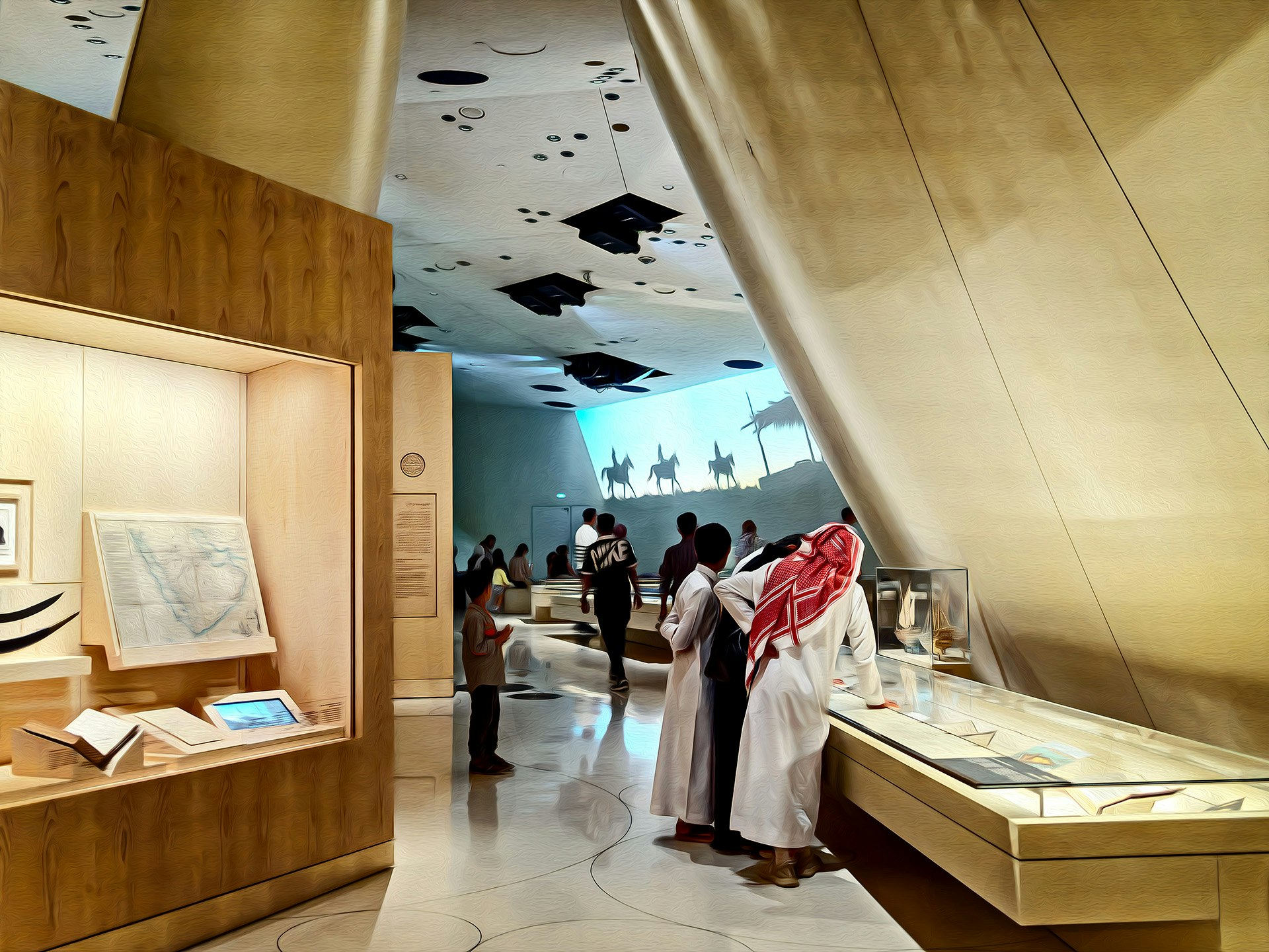 展示室で学帽をかぶった来場者が並ぶ博物館の展示ケース前