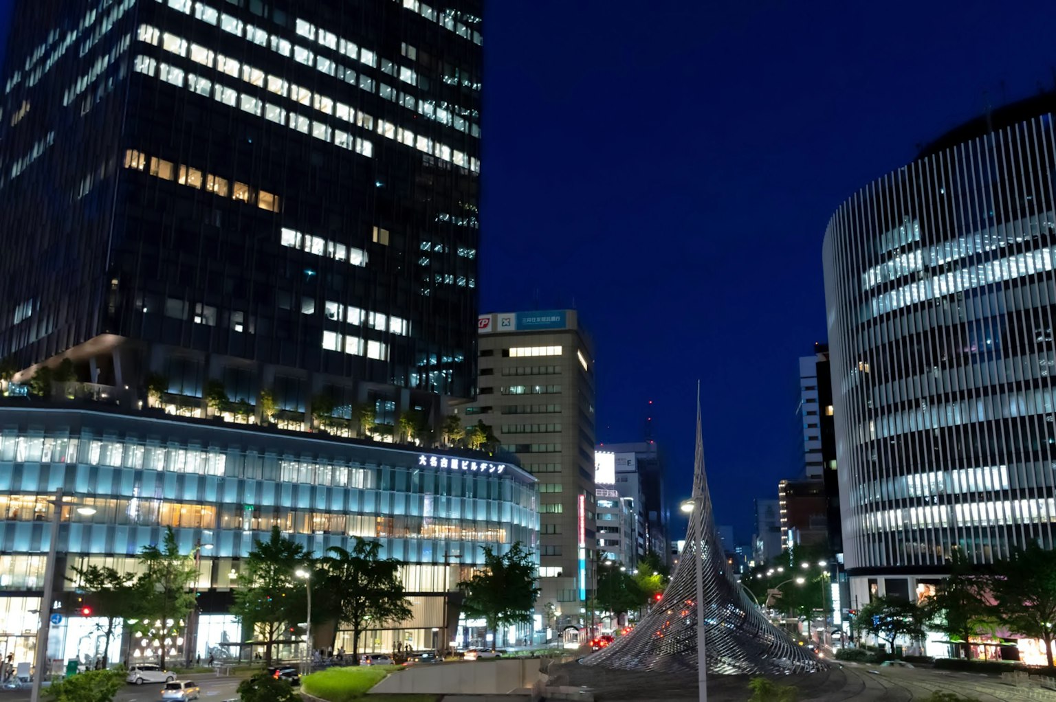夜間城市景觀 featuring 摩天大樓和街燈