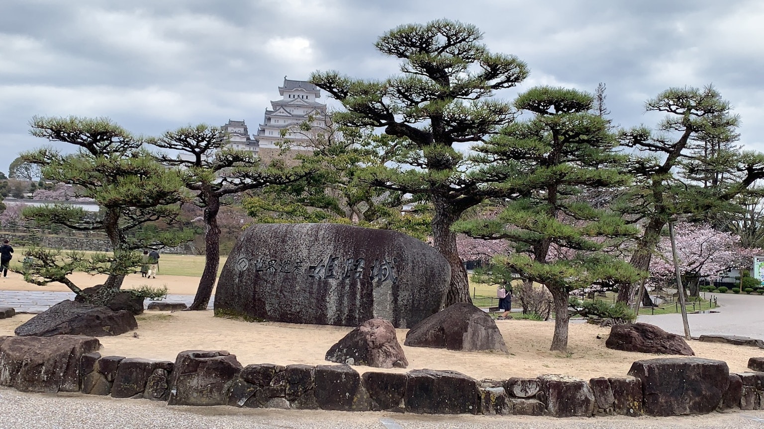 Giardino con pini e rocce vicino al castello di Himeji