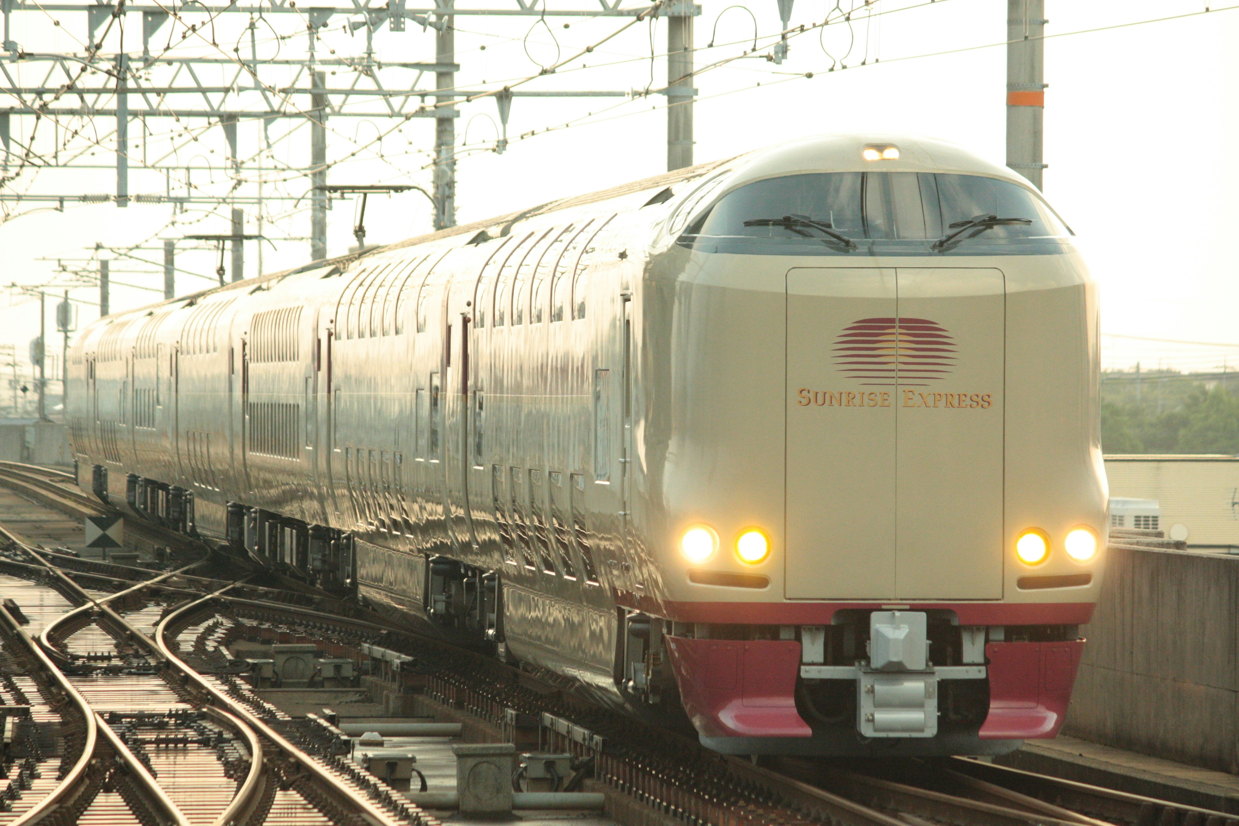 車站內有架空電線的特快列車正面