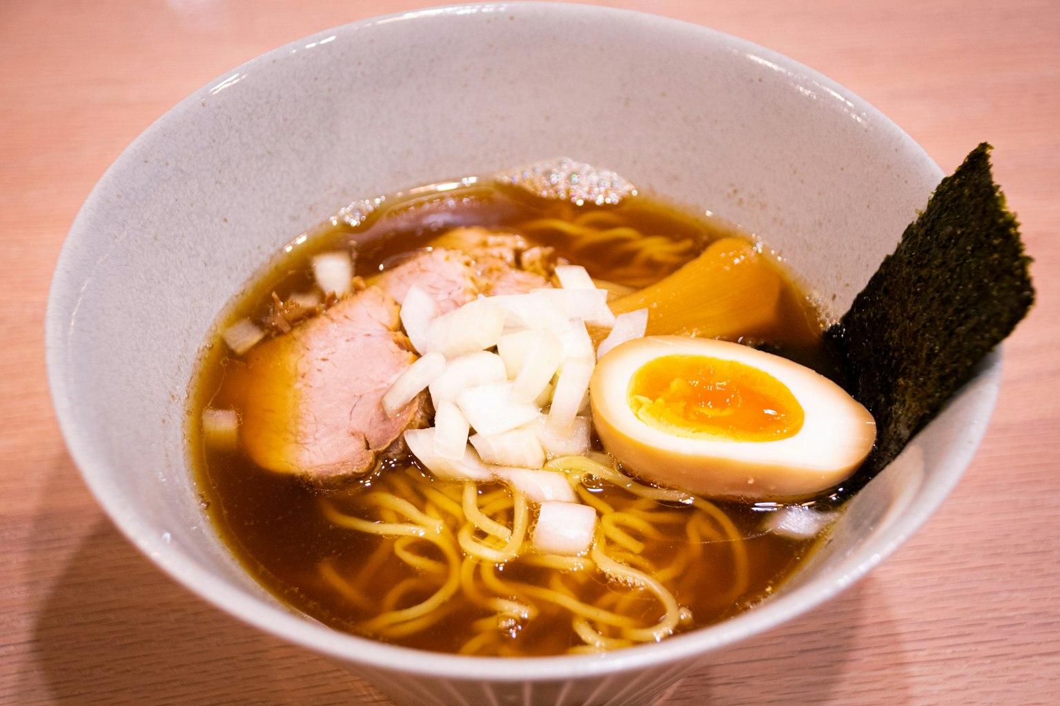 ชามราเมนอร่อยที่มีท็อปปิ้งเป็นชาชู ไข่ลวก หอมซอย และนอรี