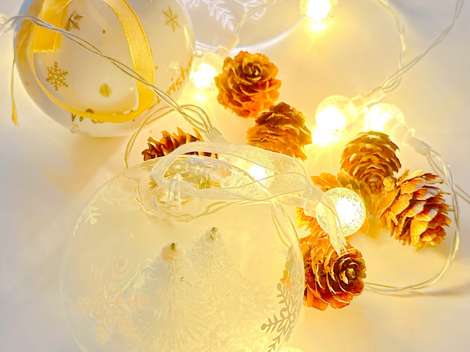 Escena decorativa con adornos navideños y piñas