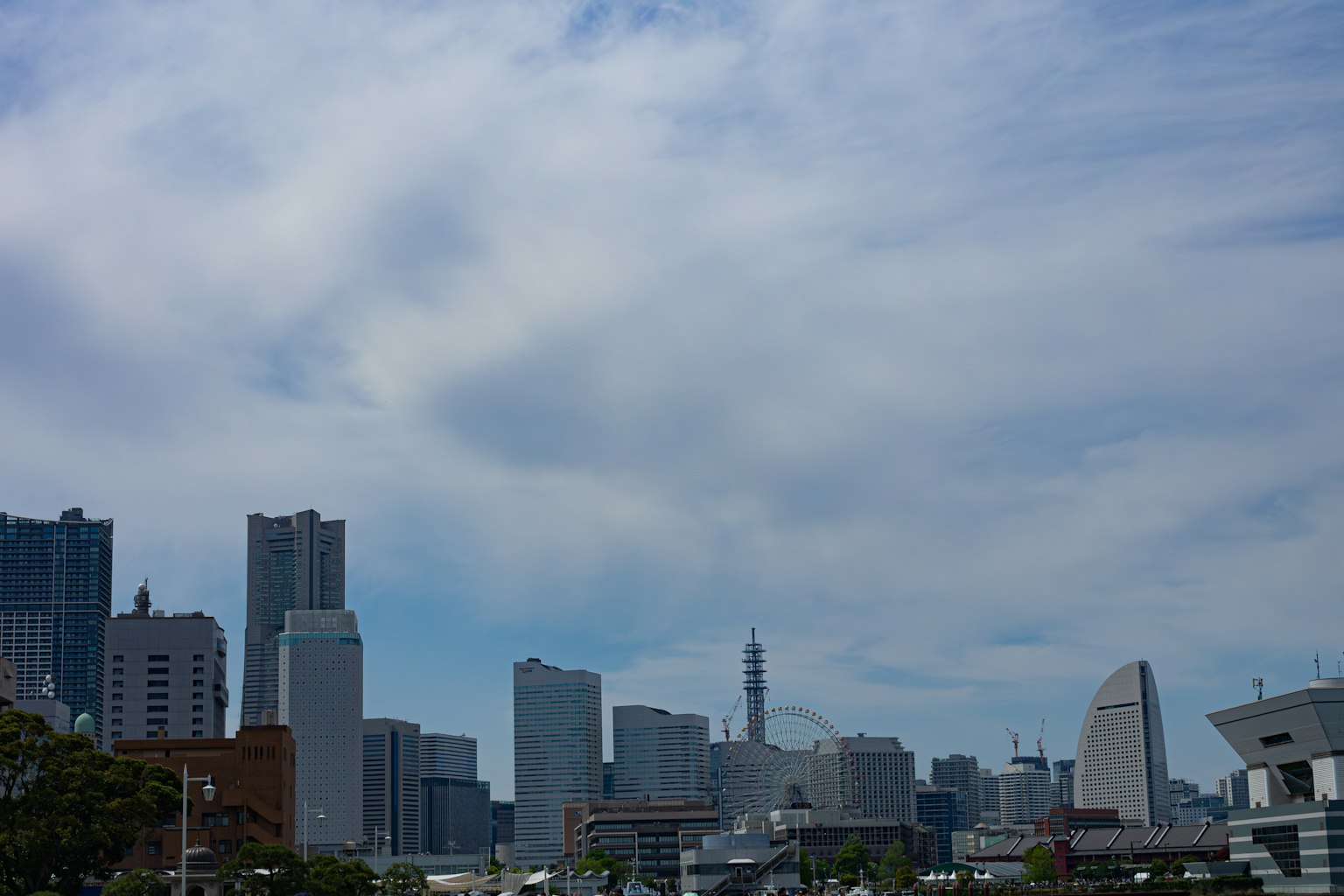 Stadtansicht mit modernen Wolkenkratzern unter einem klaren blauen Himmel