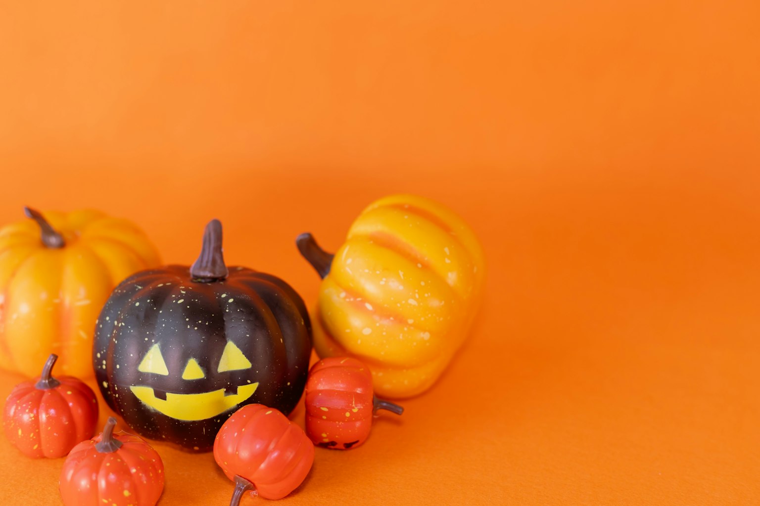 Sebuah tampilan Halloween khusus dengan berbagai labu di latar belakang oranye