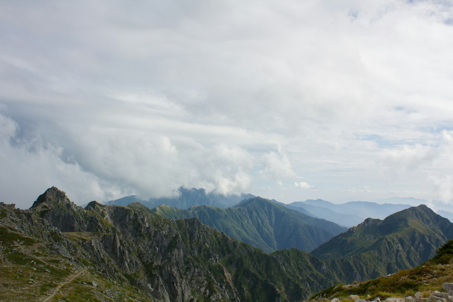 Vue expansive des montagnes enveloppées de nuages