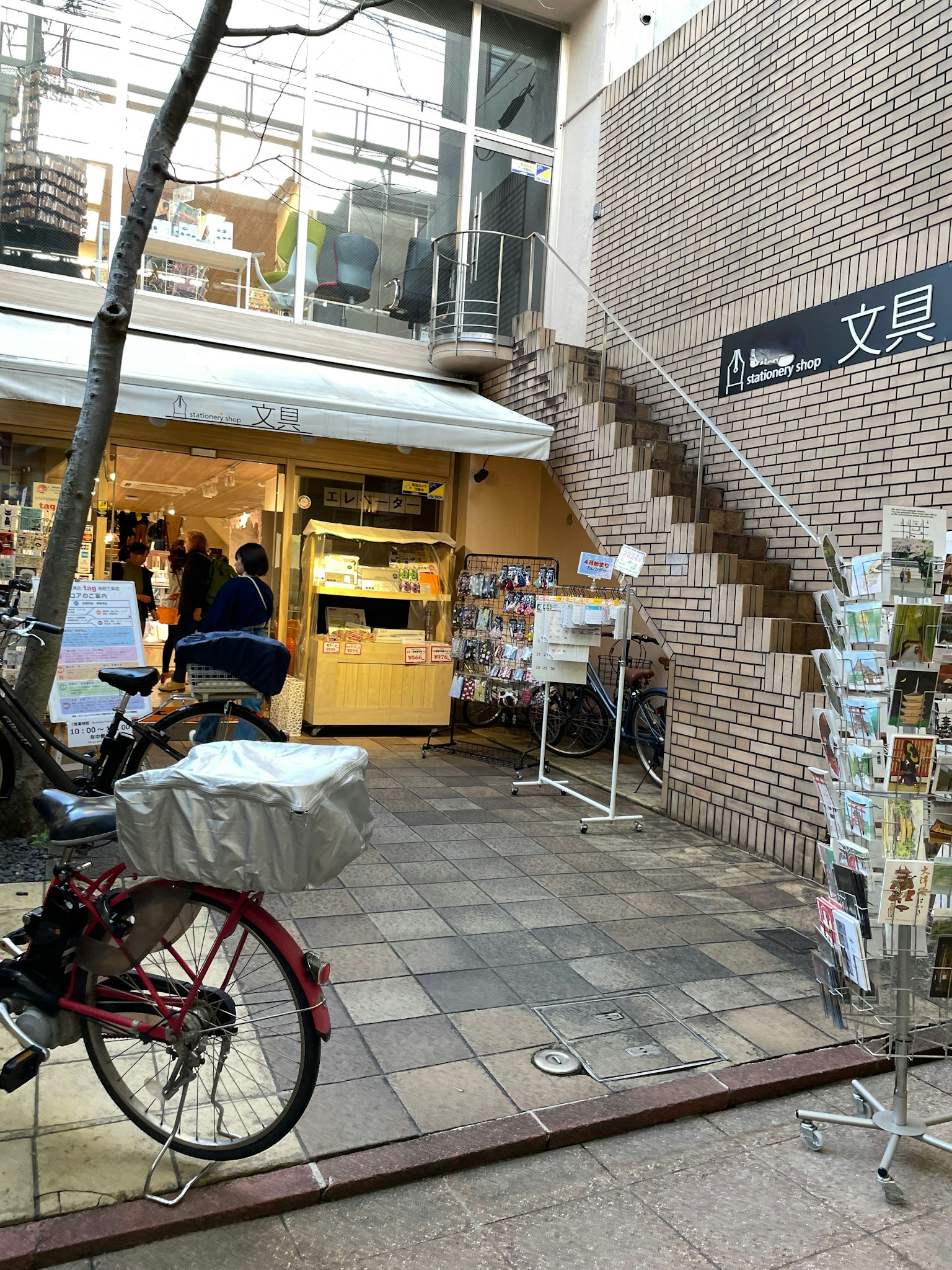 文具店的景觀，旁邊有樓梯和停放的自行車