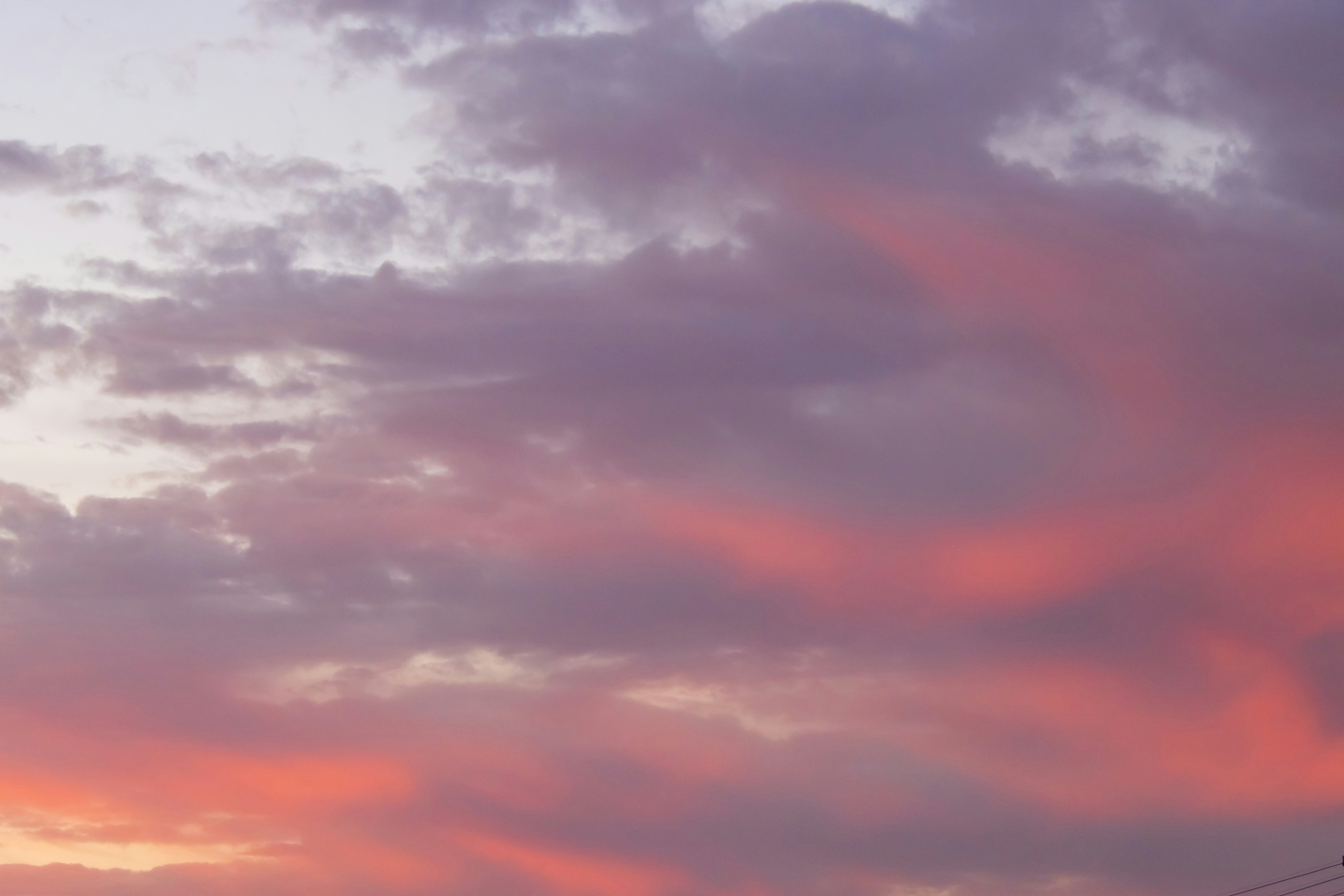 夕焼けの空に広がる雲のグラデーション