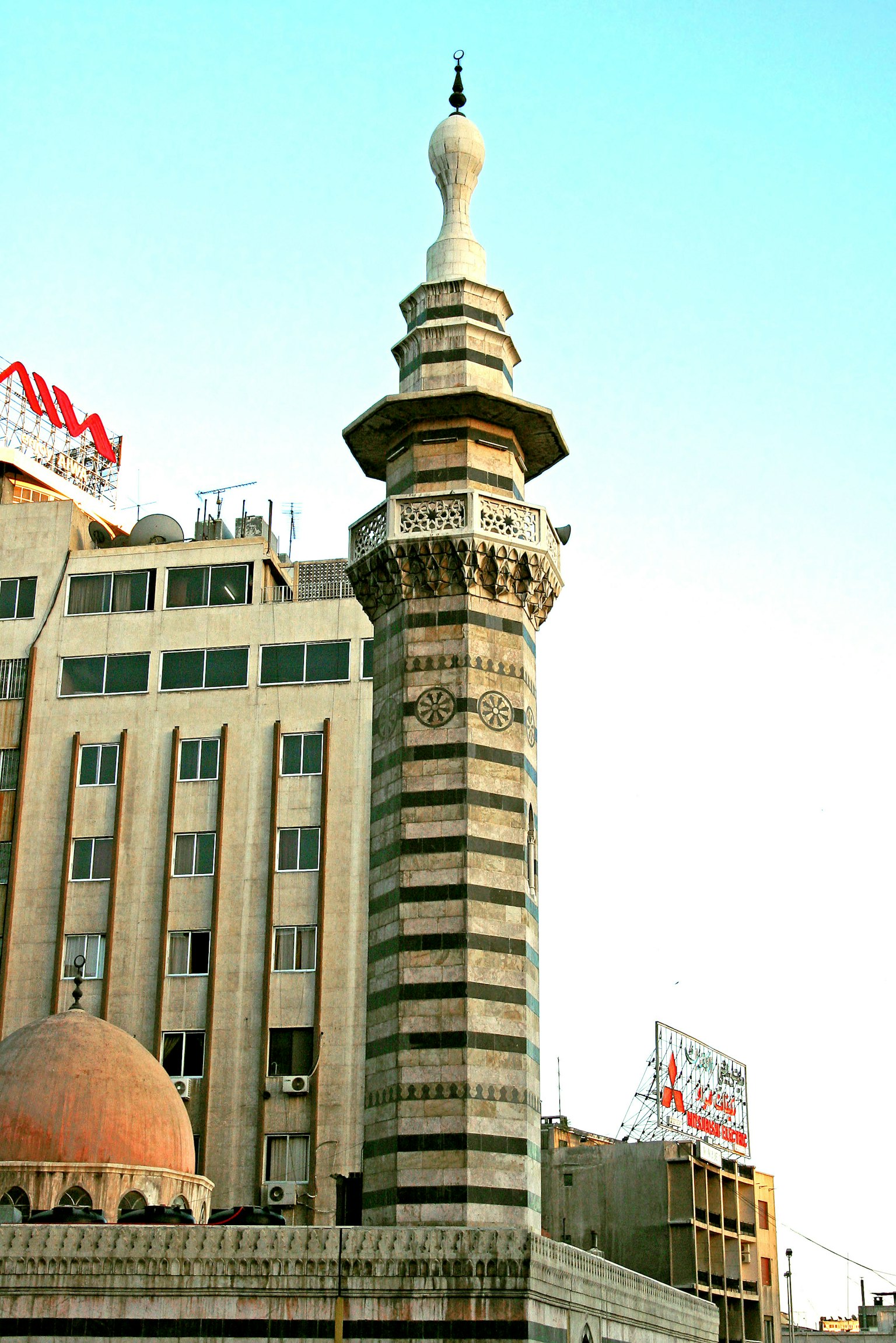 Menara masjid dengan bangunan sekitar