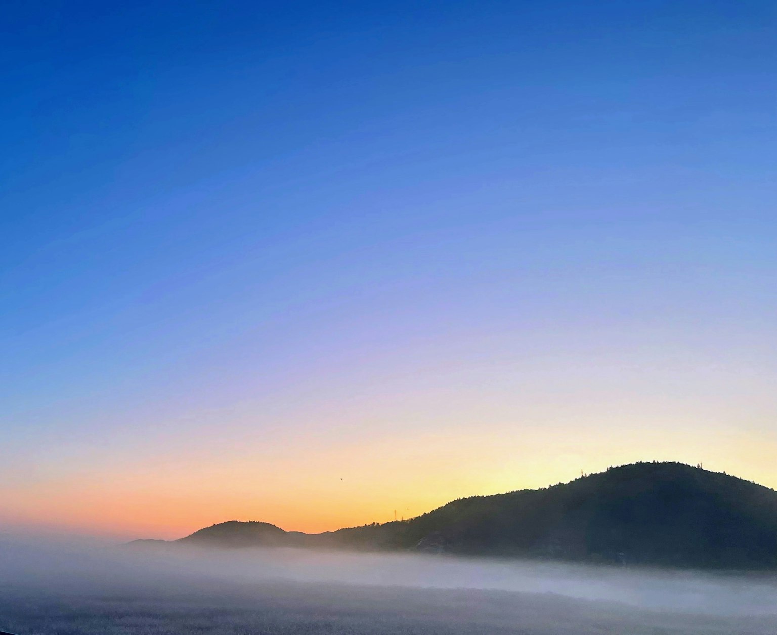 Sunset indah di atas pegunungan berkabut