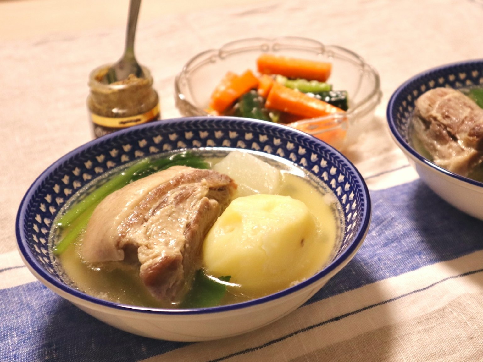 熱湯中有肉和馬鈴薯盛在碗裡