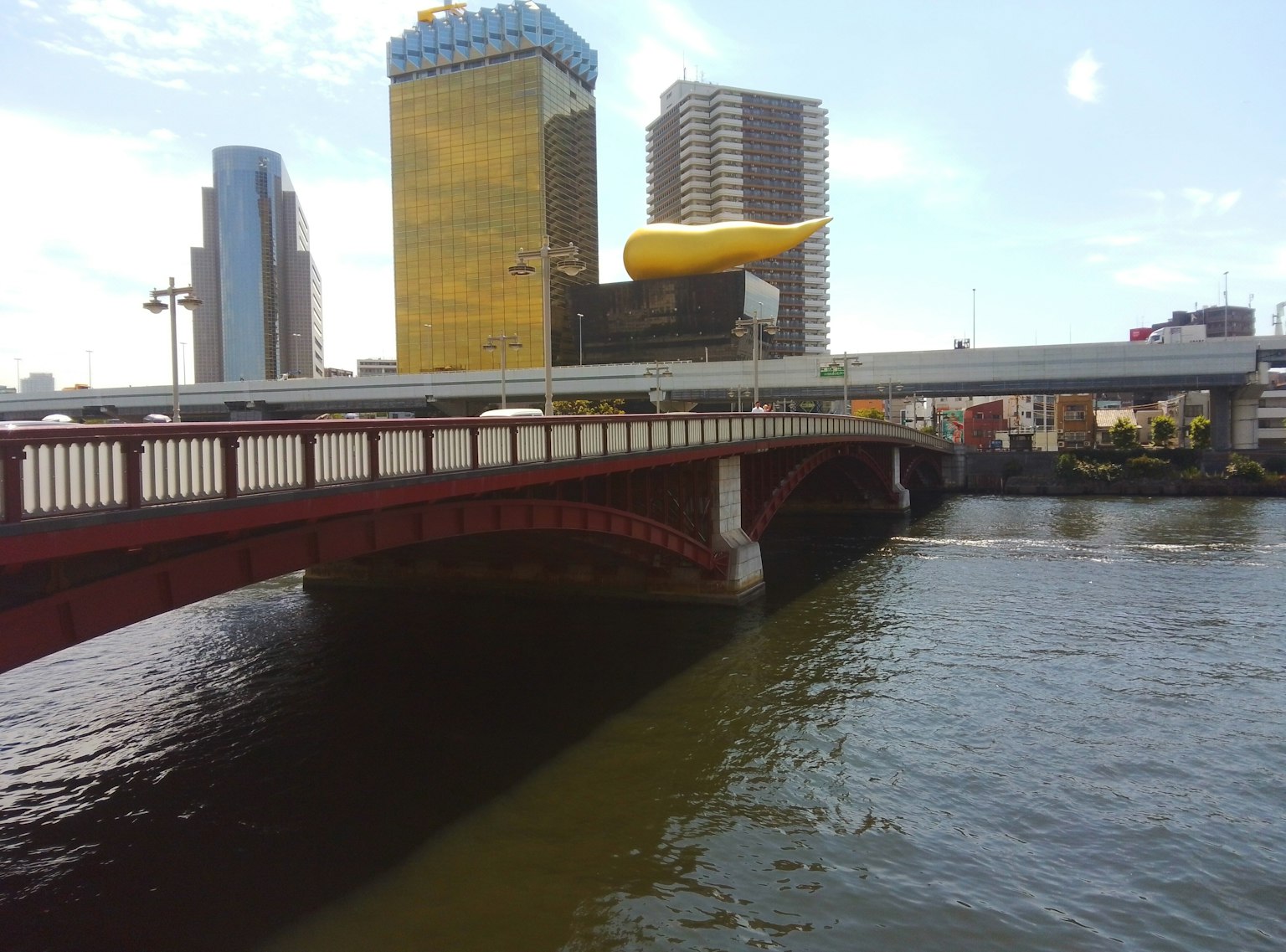 Cầu đỏ với các tòa nhà hiện đại dọc theo sông