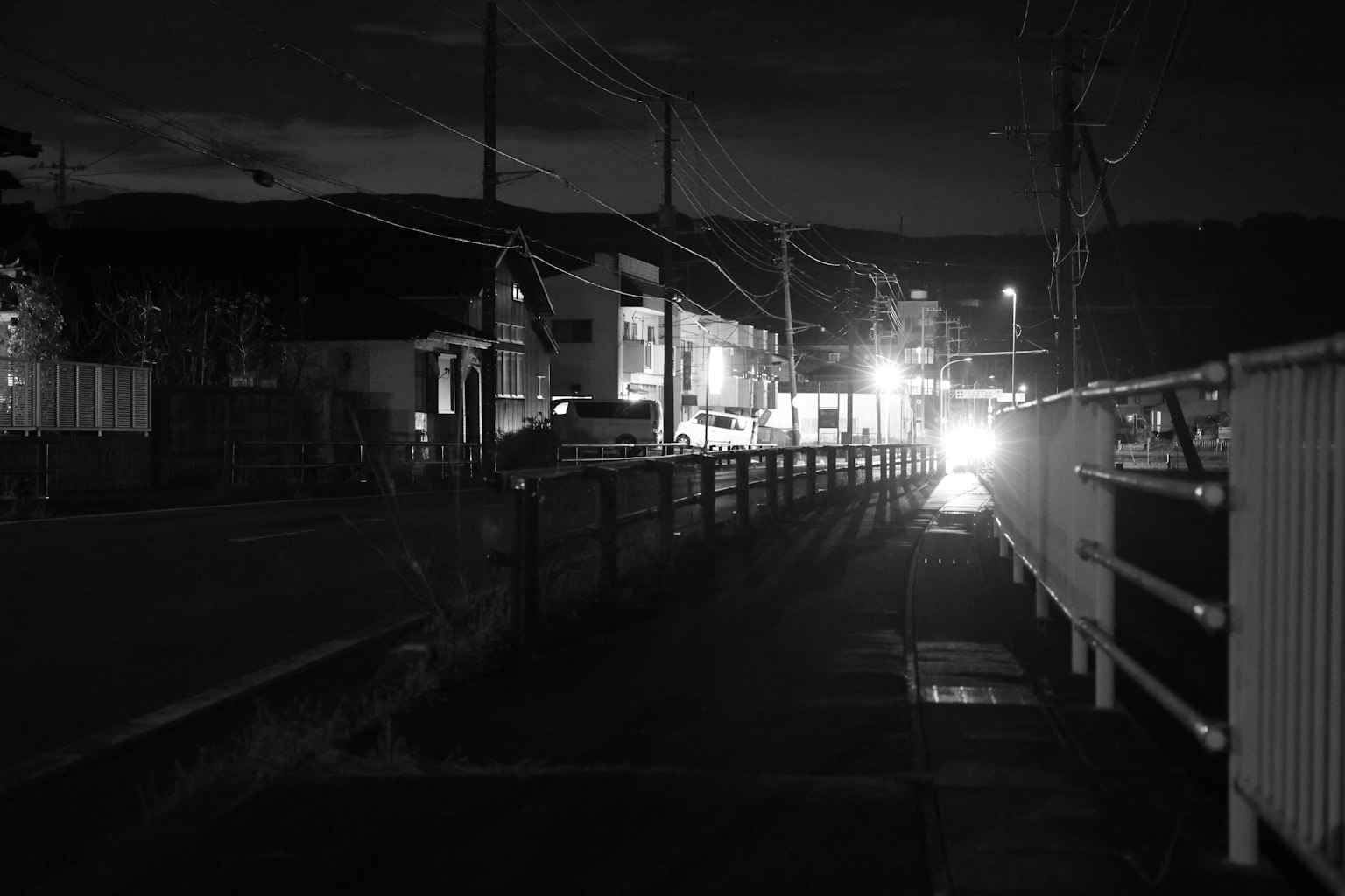 夜间街道场景，黑白对比明显