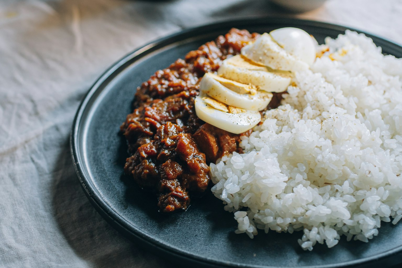 Assiette de poulet teriyaki garni de tranches de banane sucrées et servi avec du riz blanc