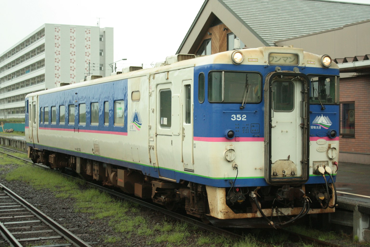 一列藍白相間的火車停在火車站