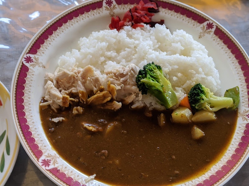 米飯配咖哩和西蘭花的盤子
