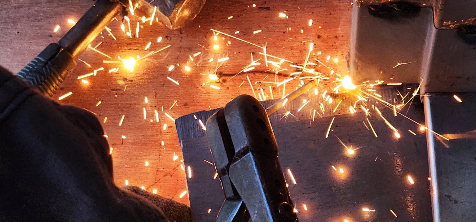 ประกายไฟกระเด็นระหว่างกระบวนการเชื่อม