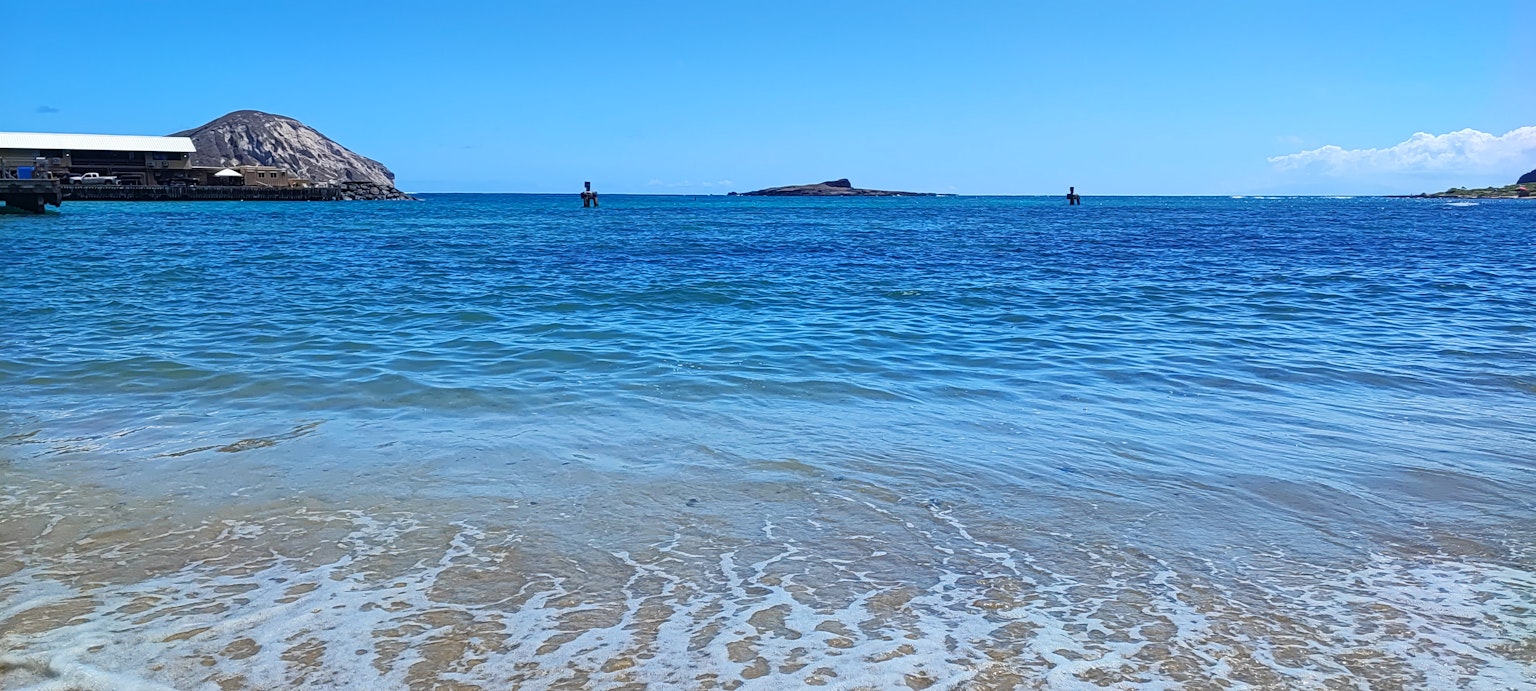 美麗的海灘景觀，藍色海洋和白色波浪