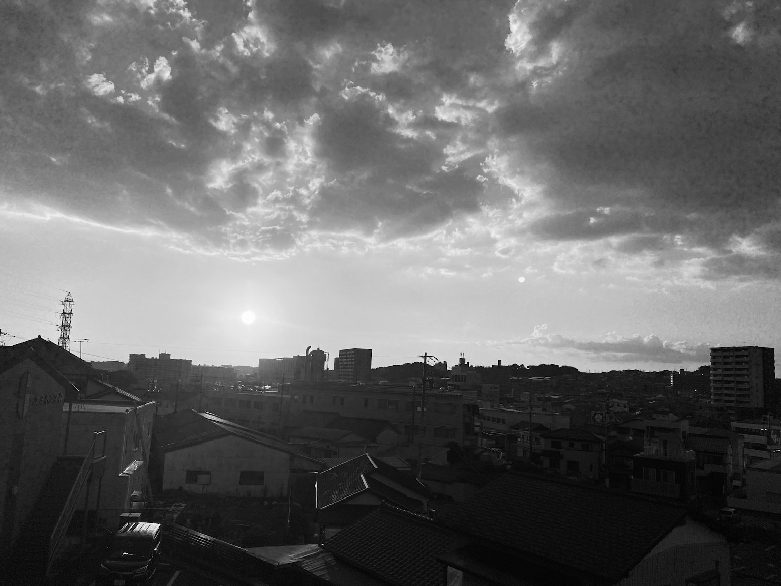 Monochrome Stadtansicht Sonnenuntergang mit Wolken