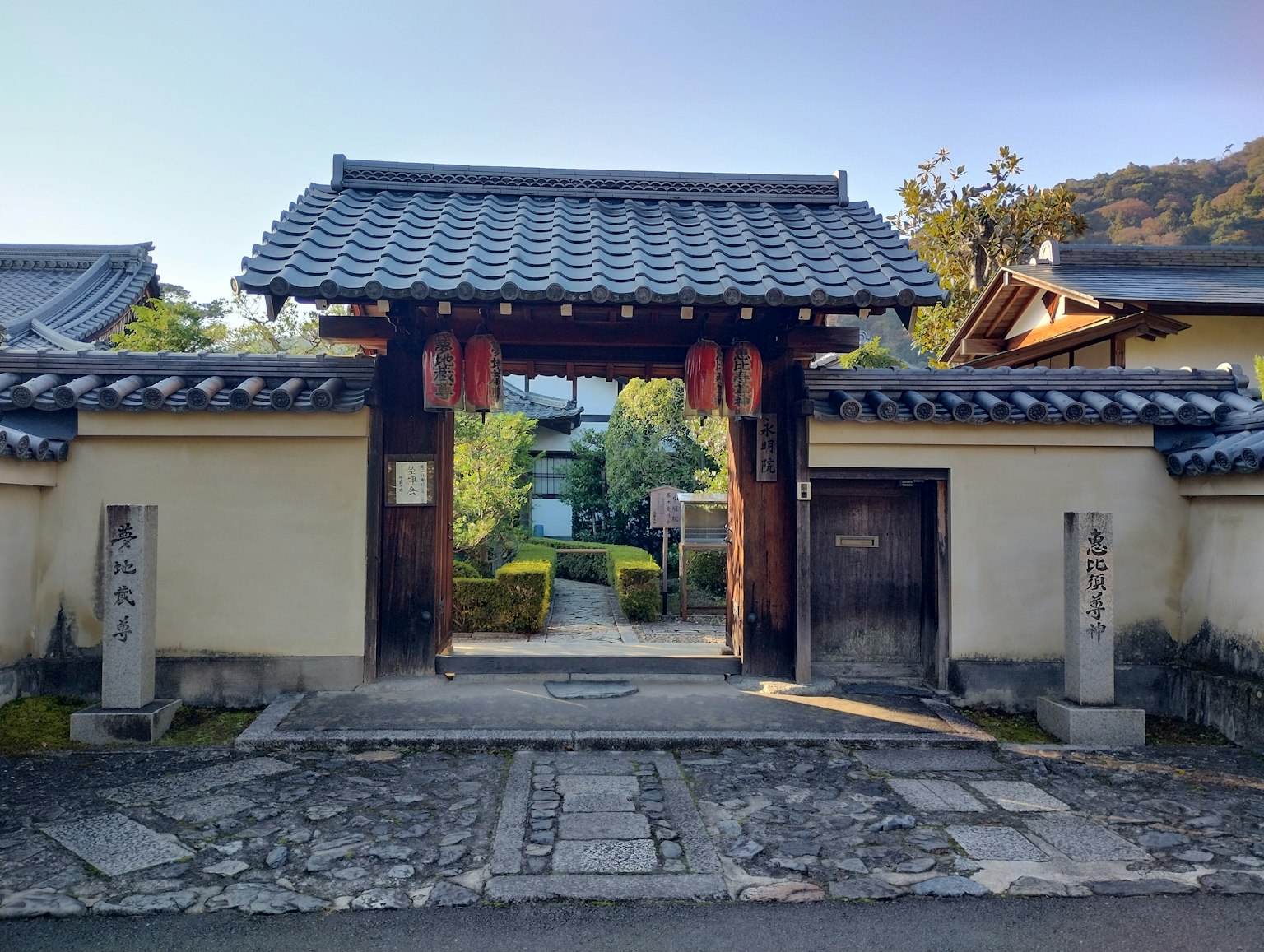 Pintu tradisional Jepang dengan pemandangan taman yang tenang