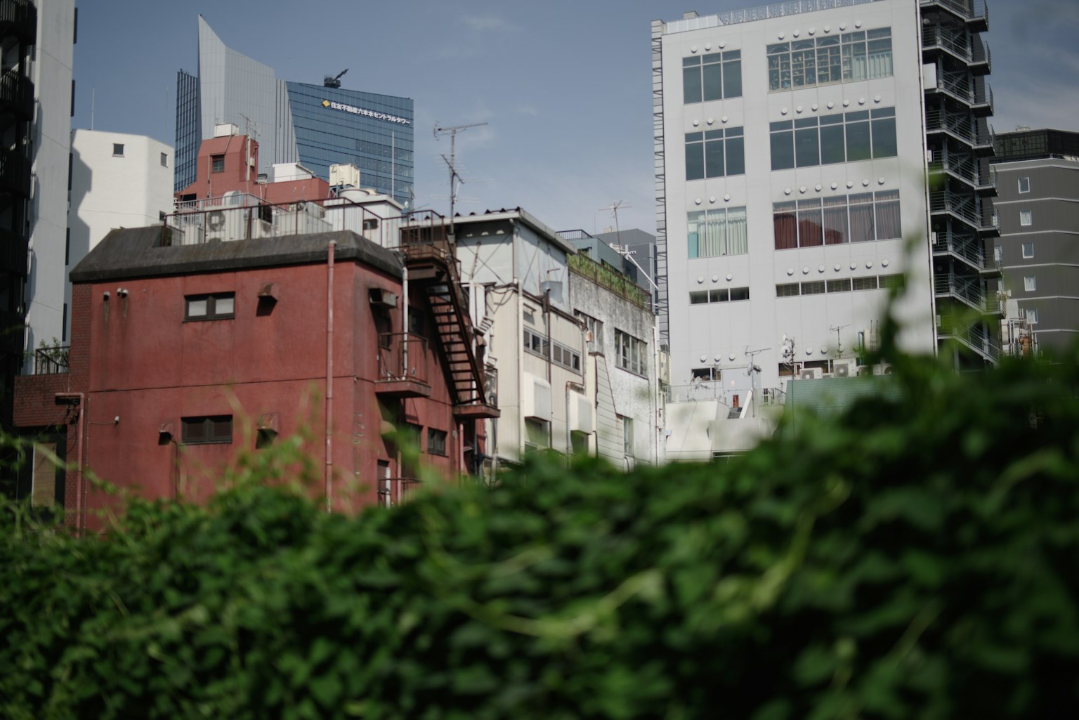 Paesaggio urbano con un edificio rosso e grattacieli moderni