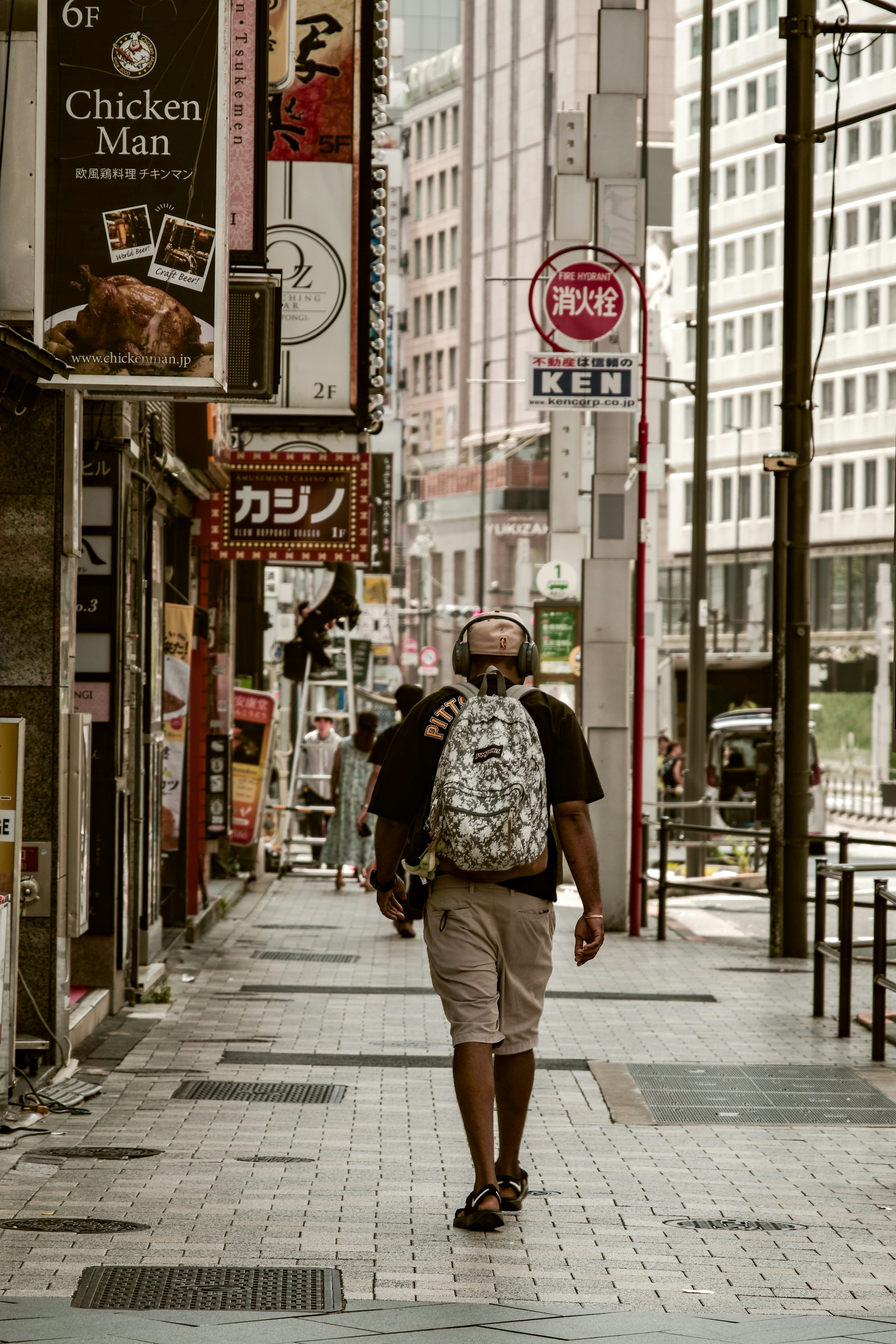 六本木の商店街の路地を歩く人のある街並み
