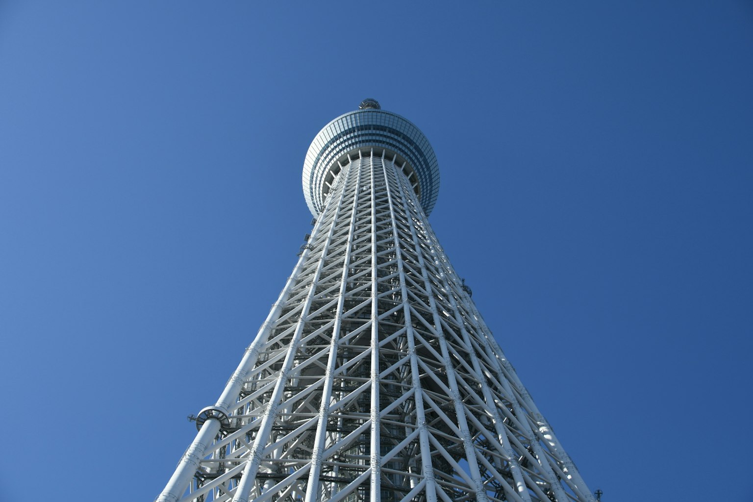 Vista della Tokyo Skytree dal basso contro un cielo azzurro