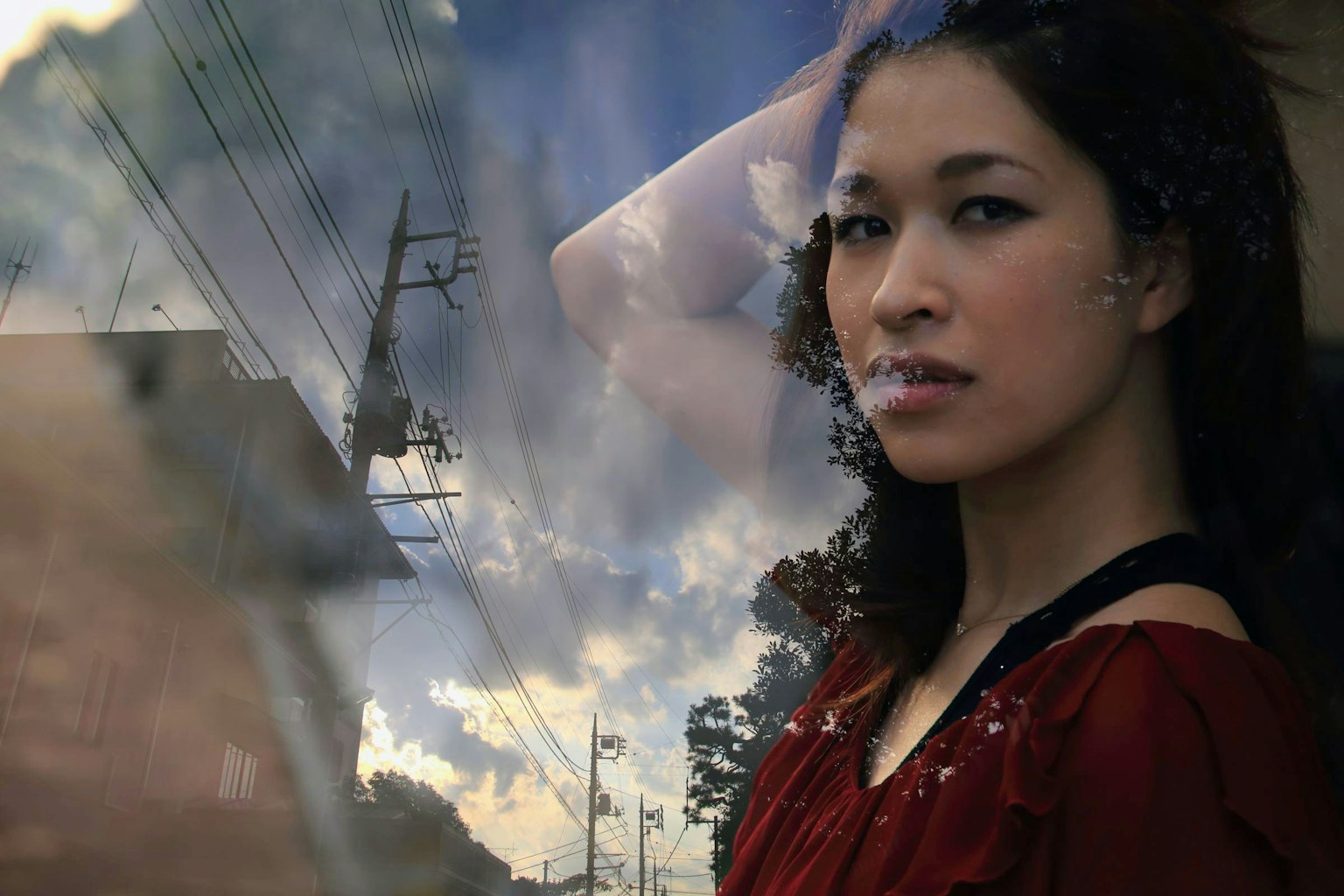 一位女性的肖像與背景中的城市風景重疊